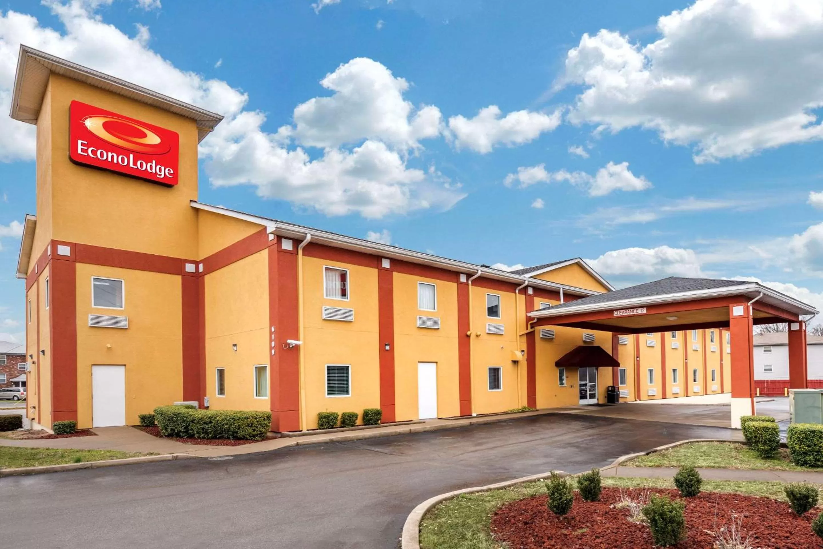 Property building in Econo Lodge Louisville Airport
