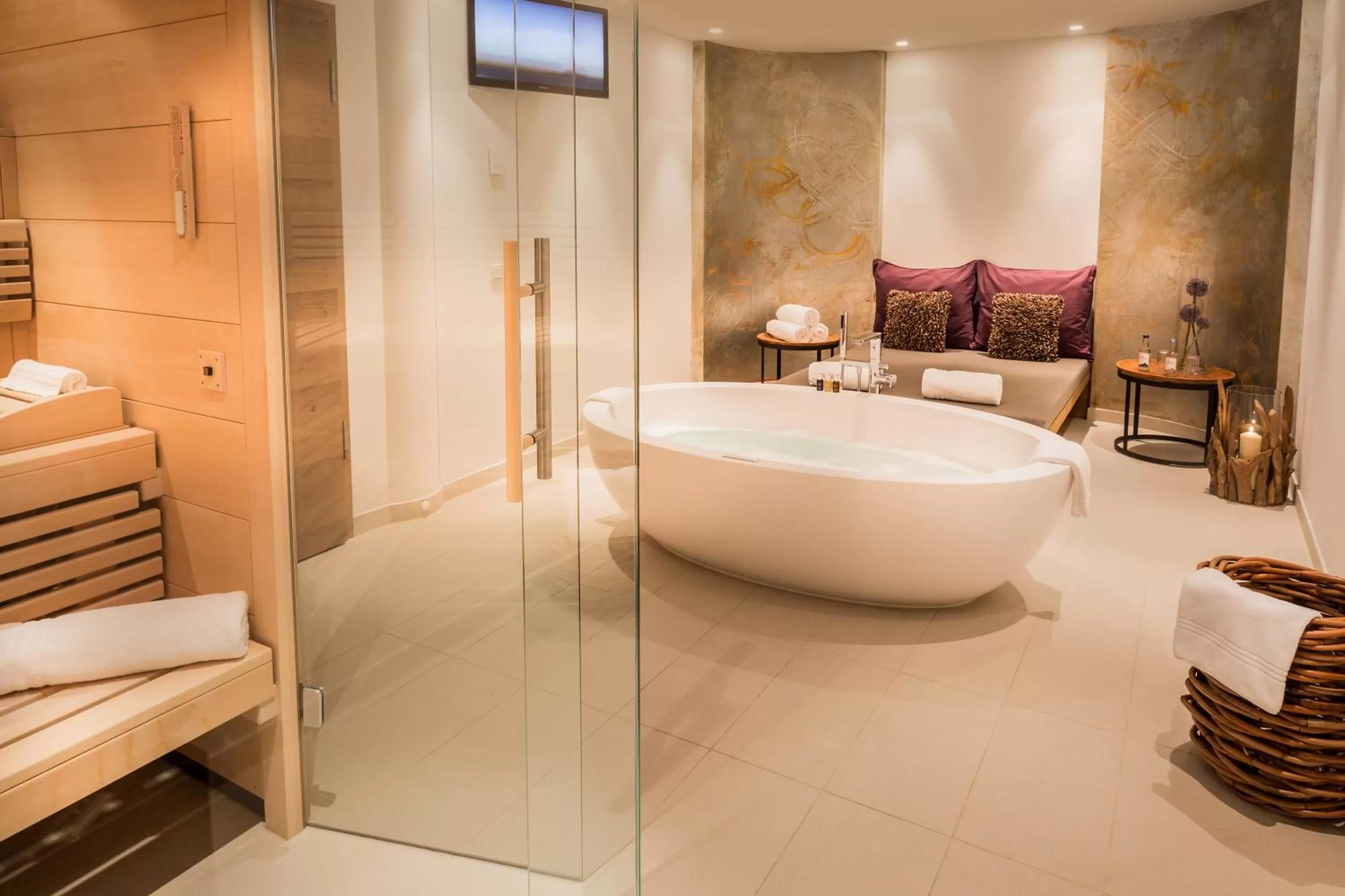 Hot Tub, Bathroom in Hotel Exquisit