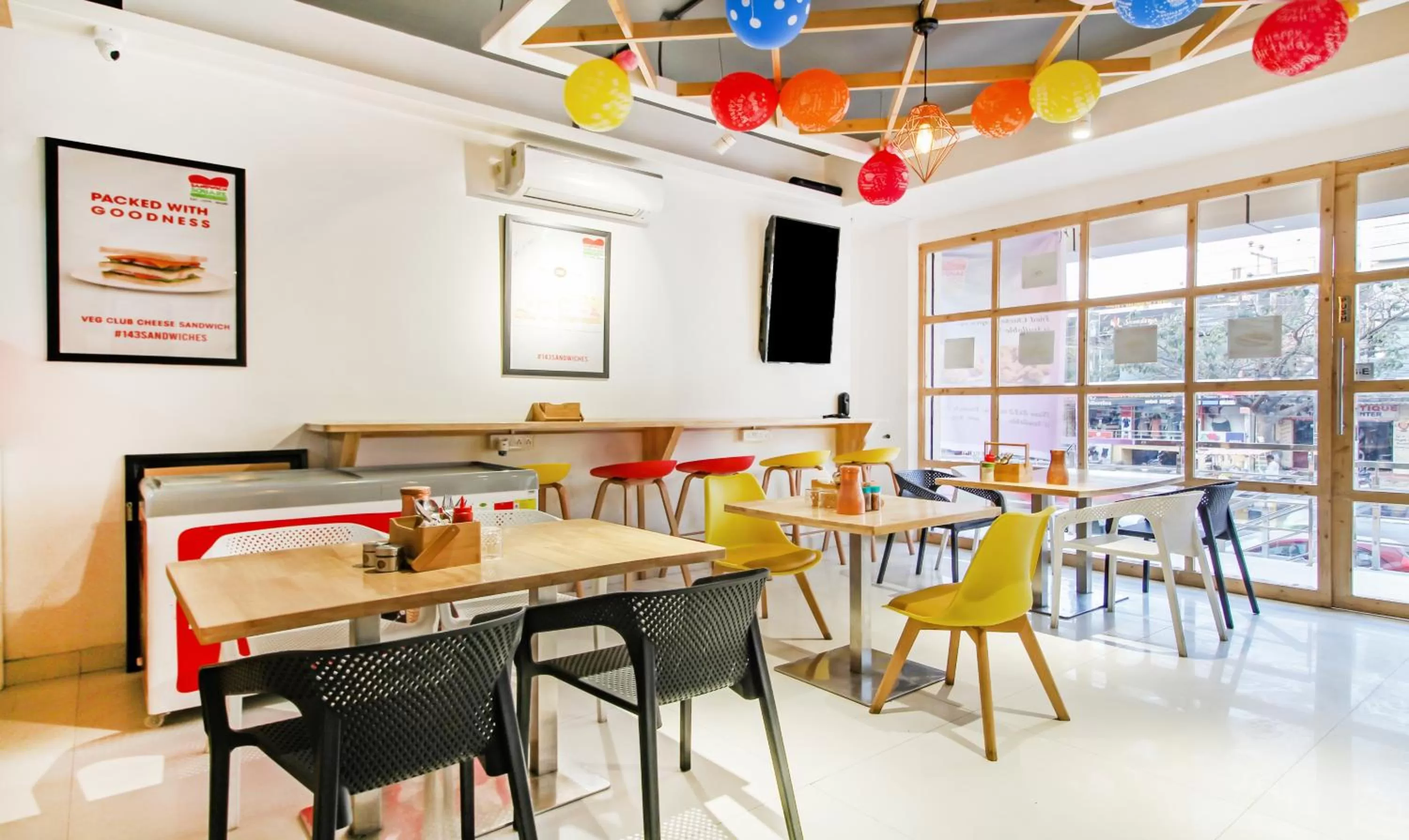 Restaurant/places to eat in Itsy Hotels D'Comfort Inn