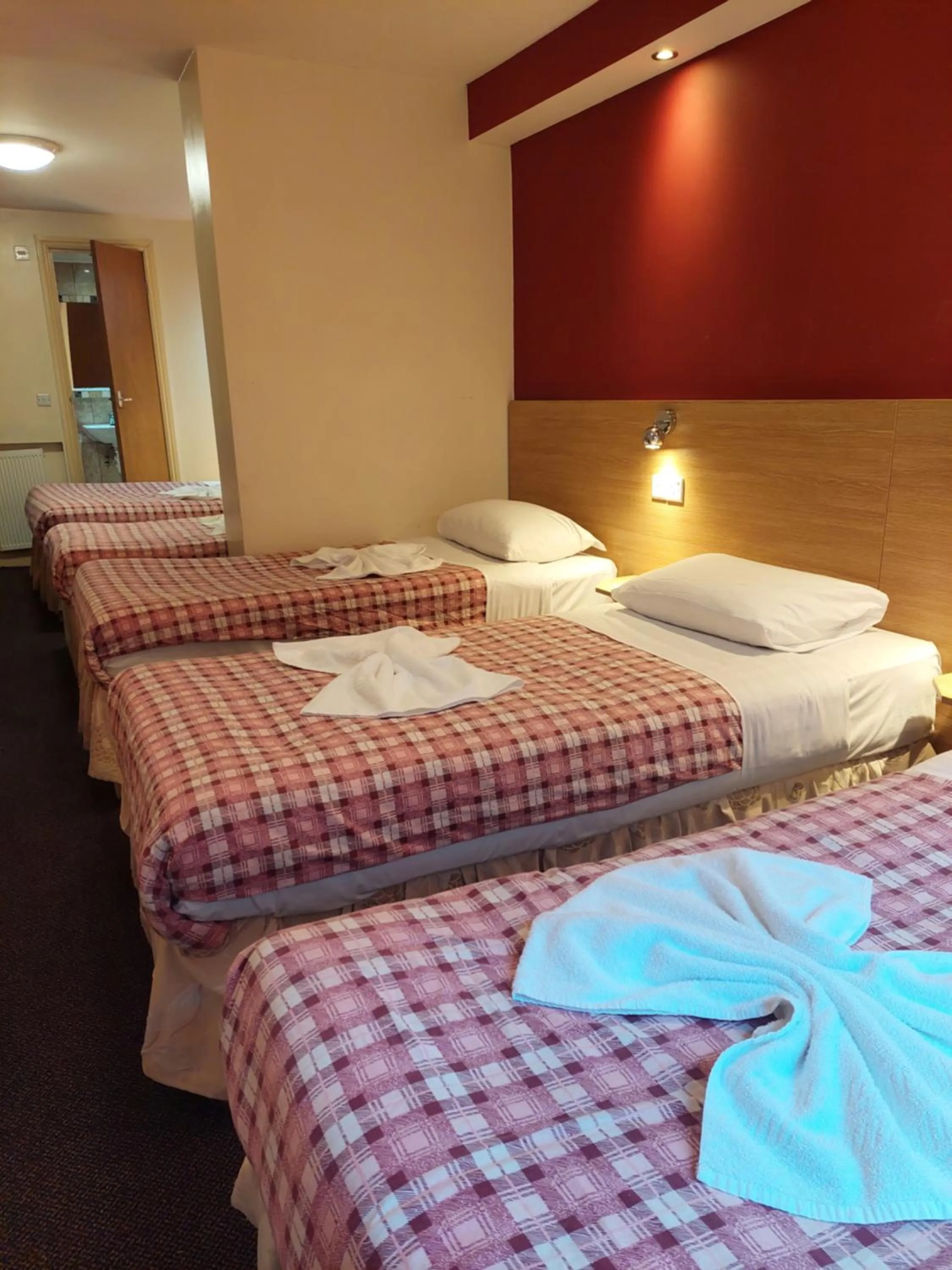 Photo of the whole room, Bed in Carlton Hotel