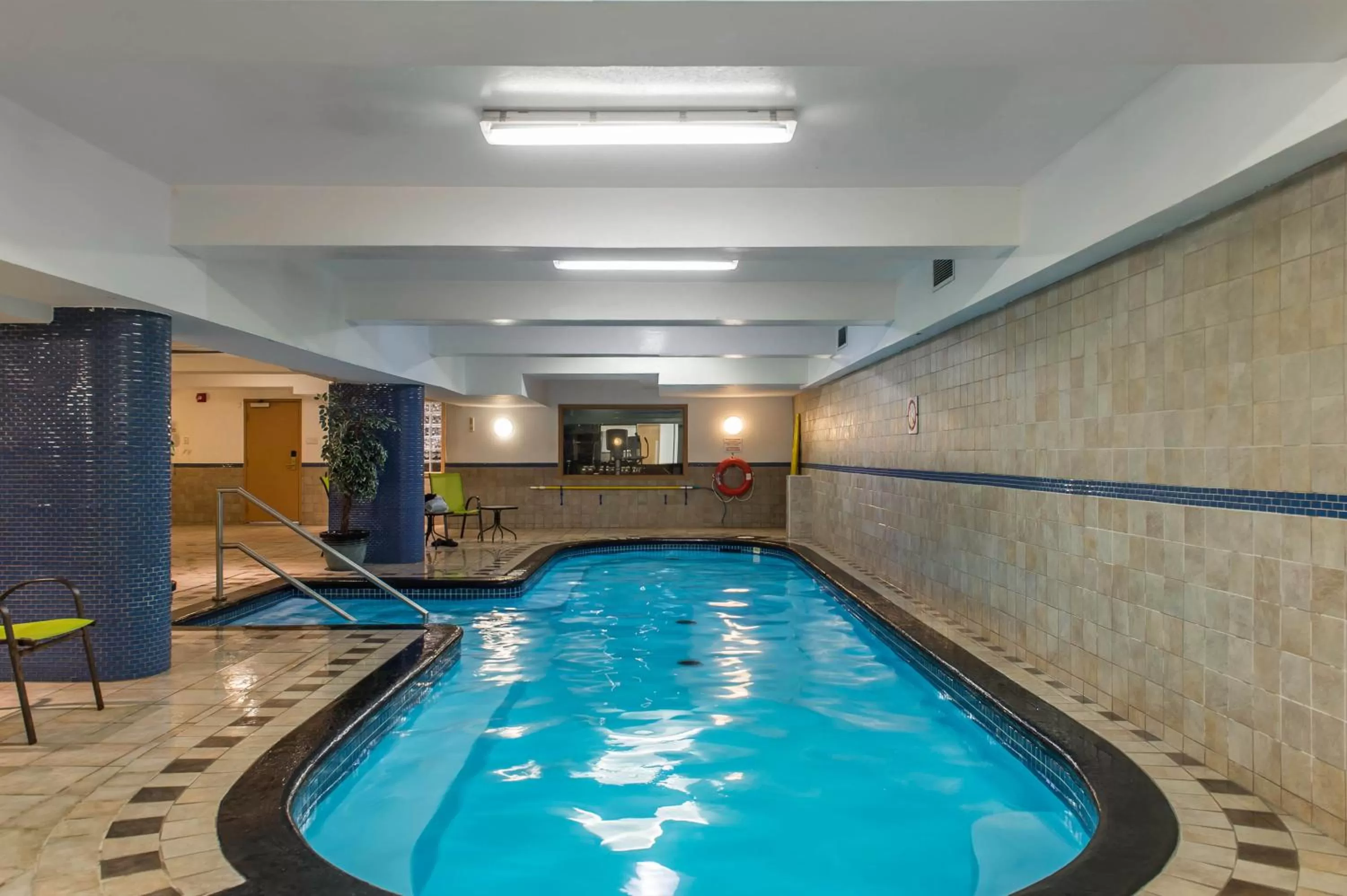 Swimming pool in Ramada Plaza by Wyndham Montreal