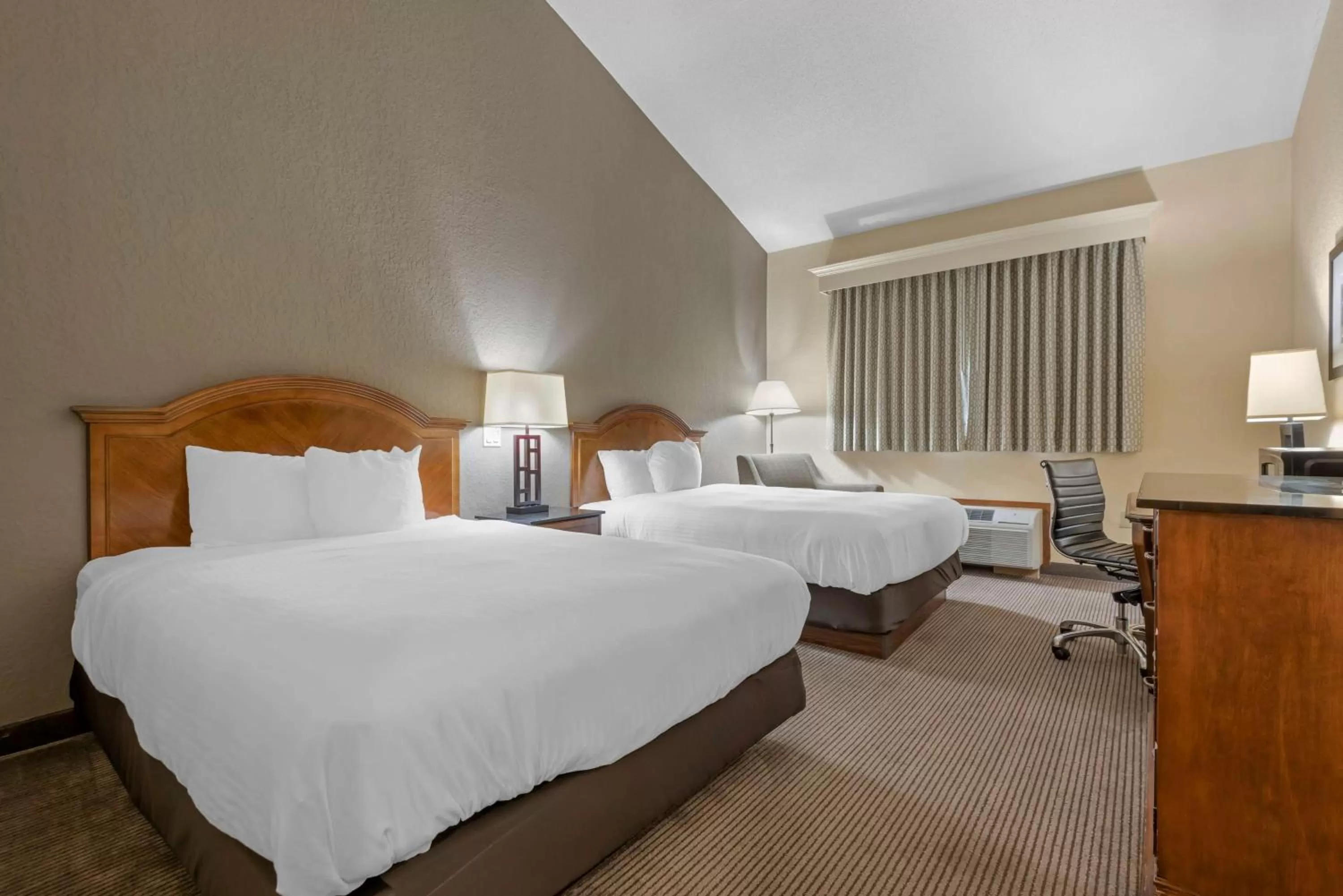 Bedroom, Bed in Best Western University Inn