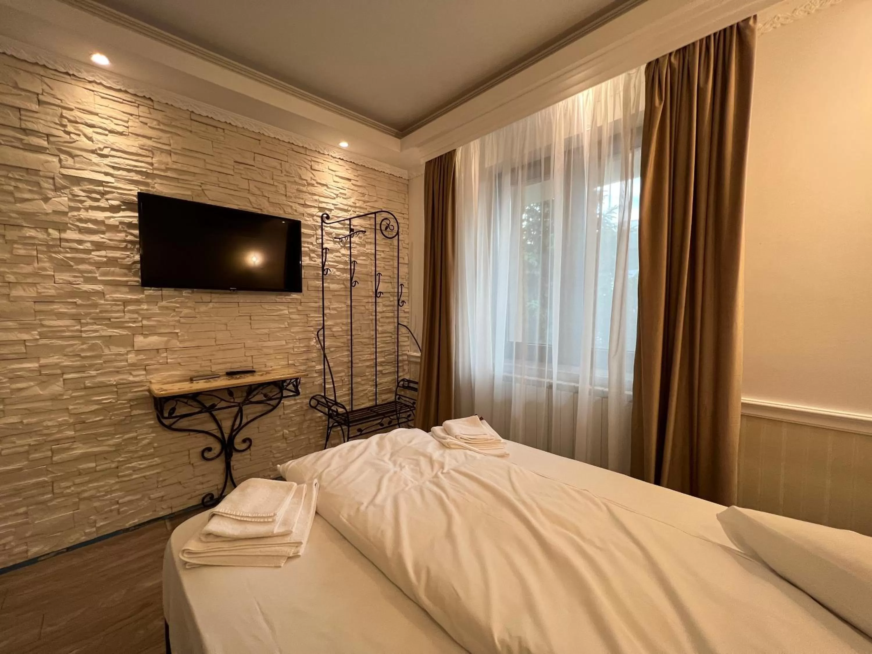 Bedroom, Bed in Hotel Boutique Cathedral Plaza Residences room for rent downtown