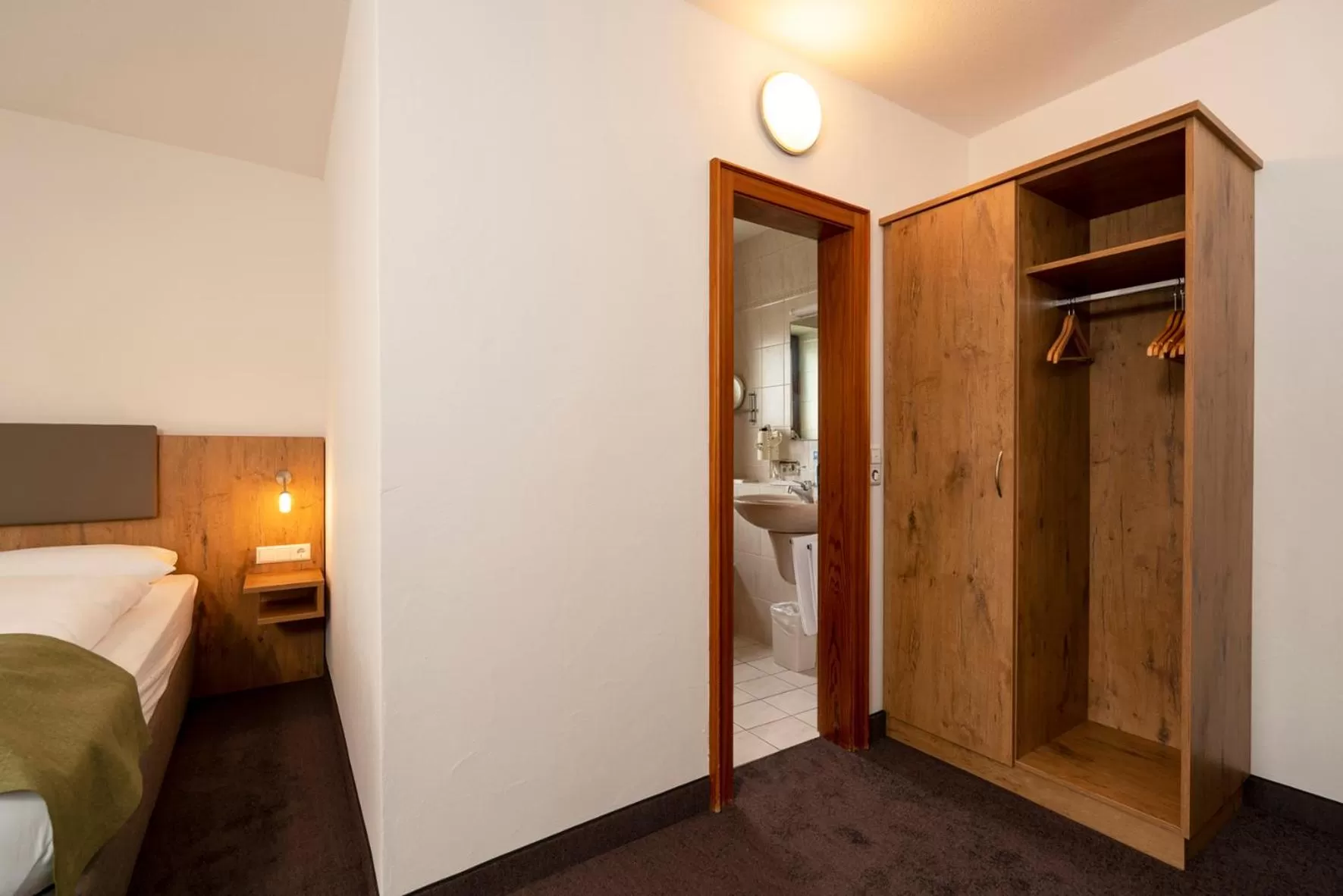 Bathroom, Bed in Hotel Krone