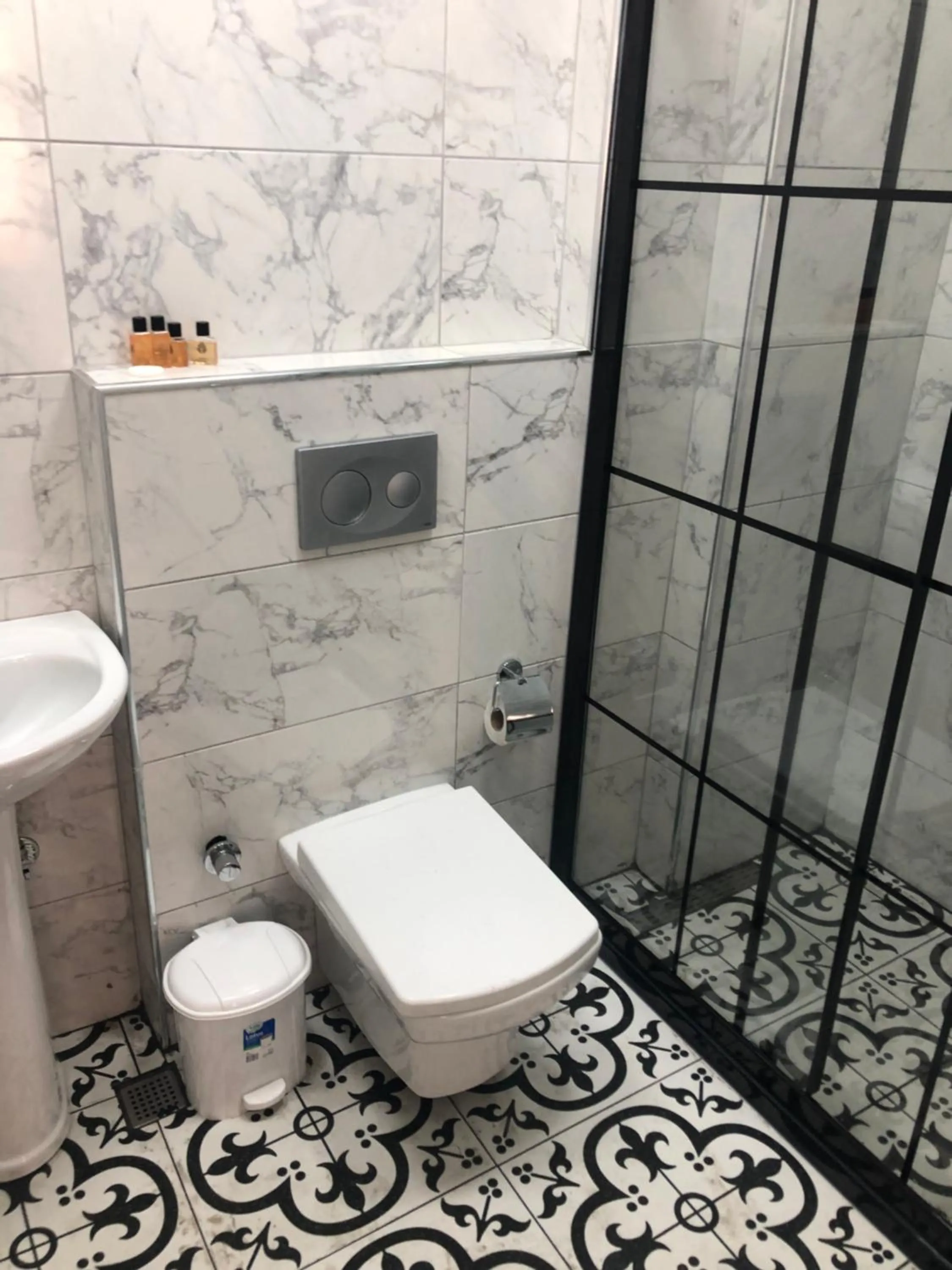 Shower in Reydel Hotel