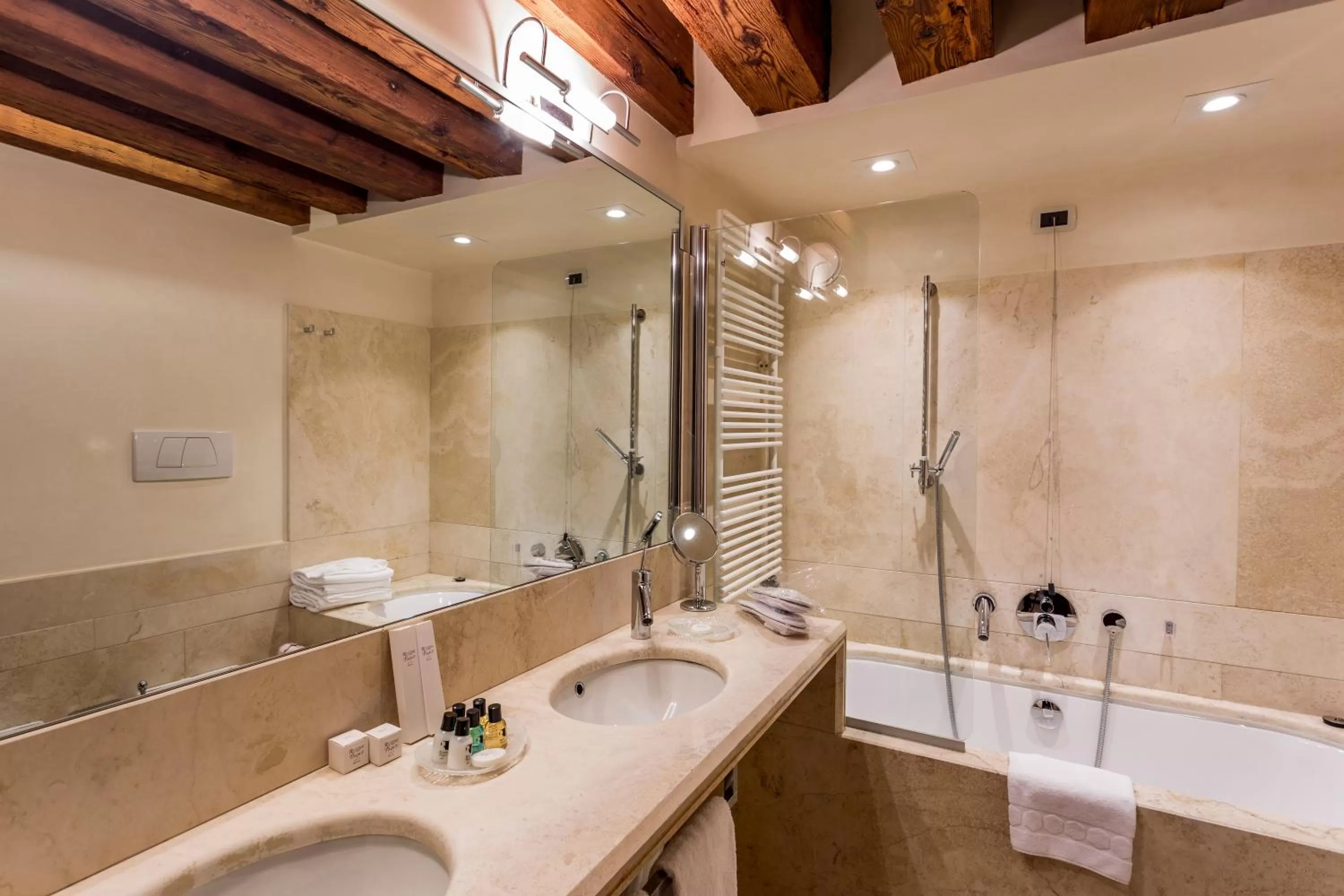 Bathroom in Ruzzini Palace Hotel