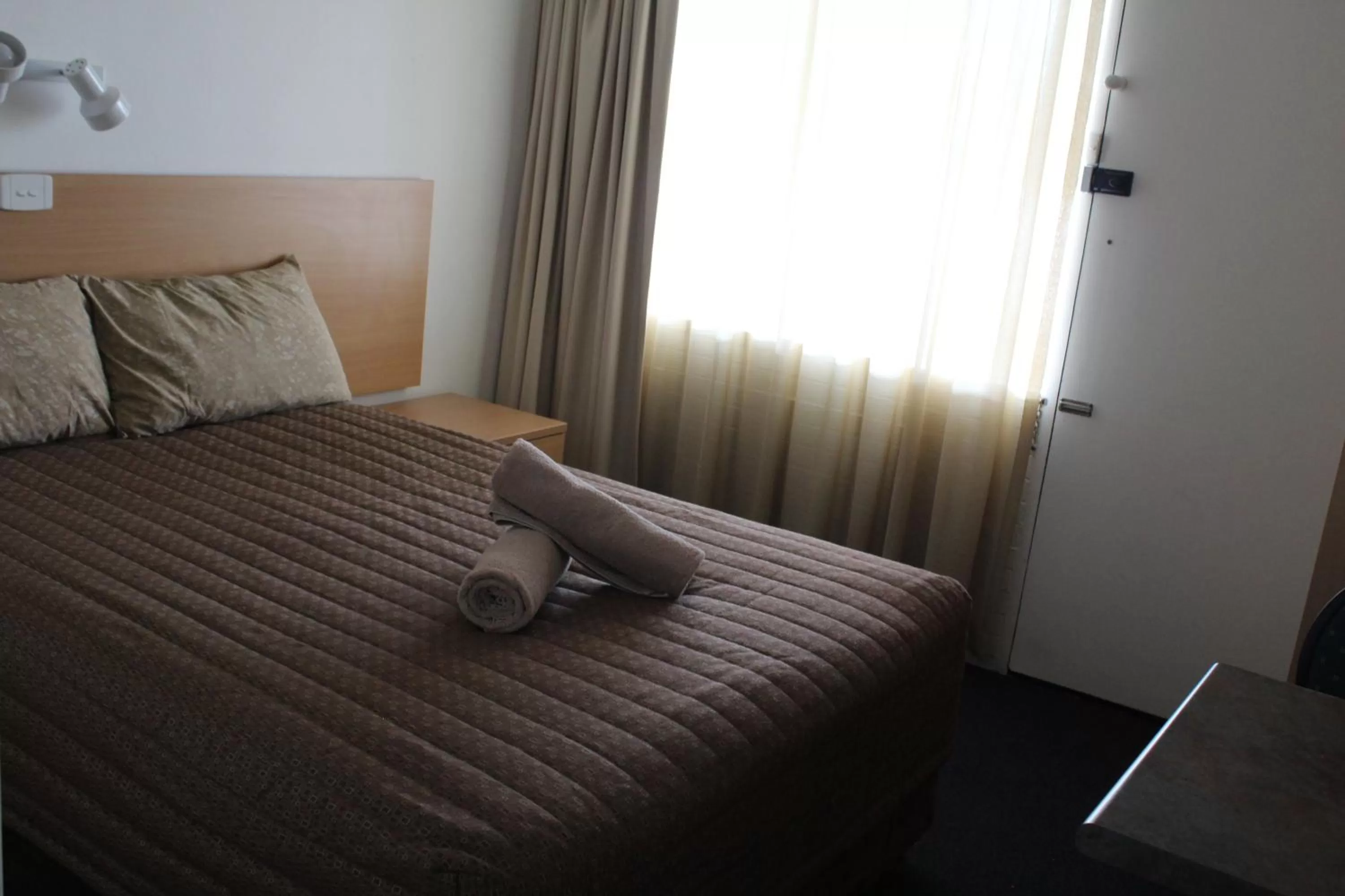 Bed in Tally Ho Motor Inn