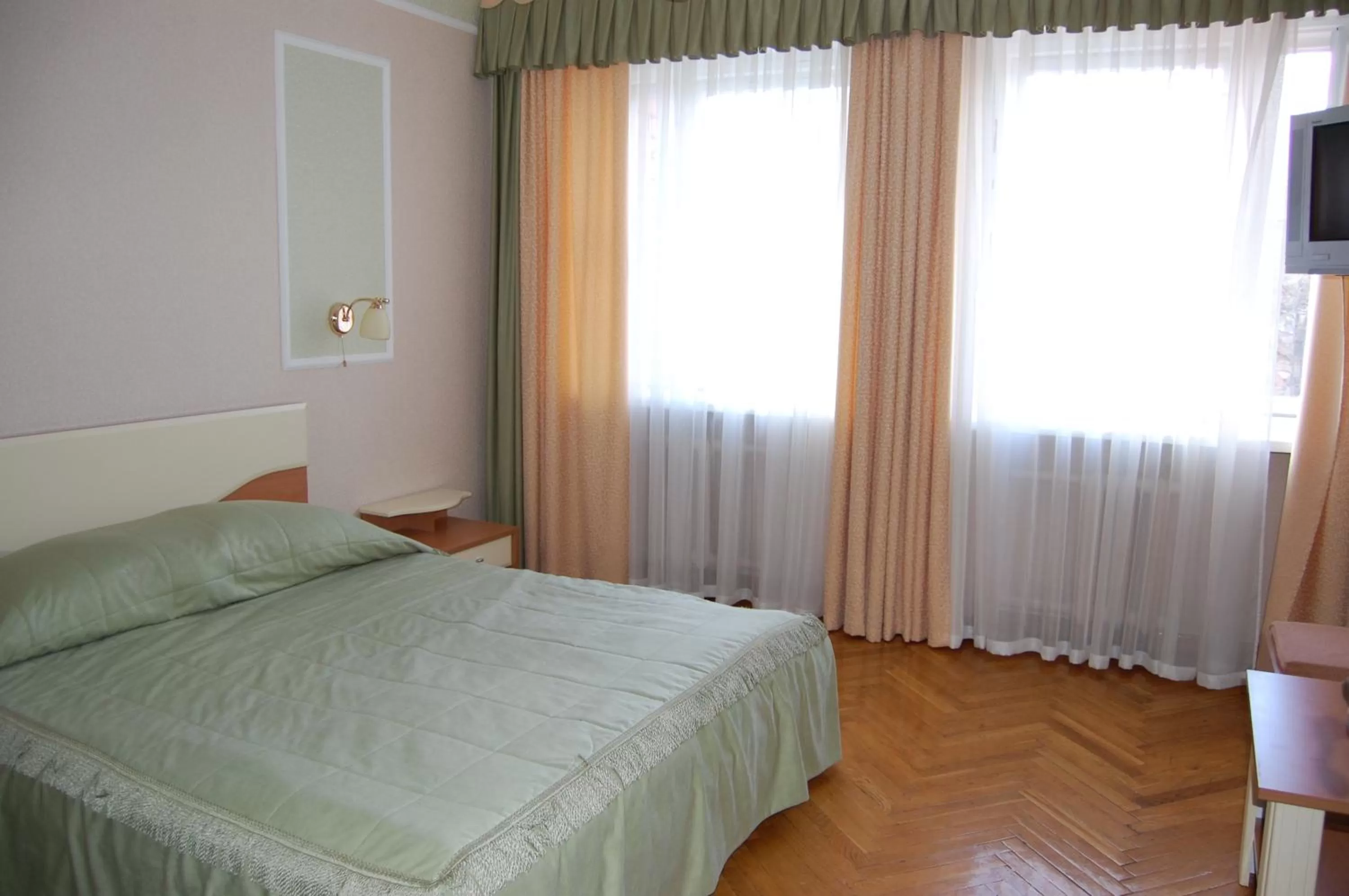 Bed in Hotel Prydesnyansky