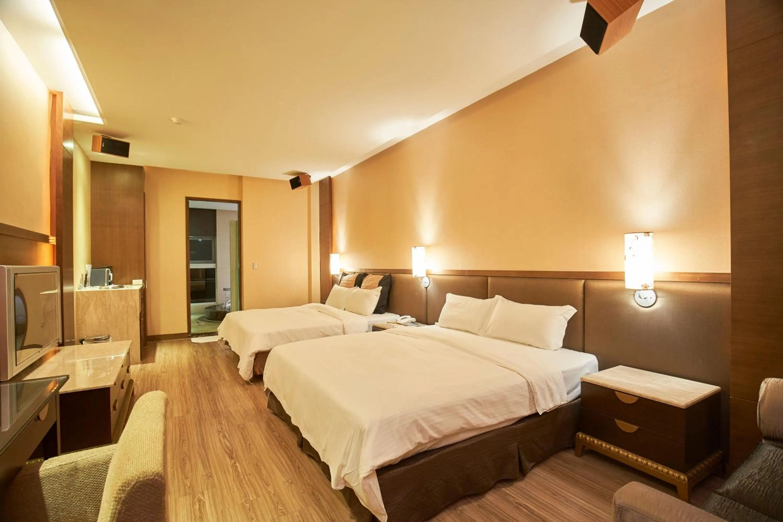 Photo of the whole room, Bed in Dongfeng Motel