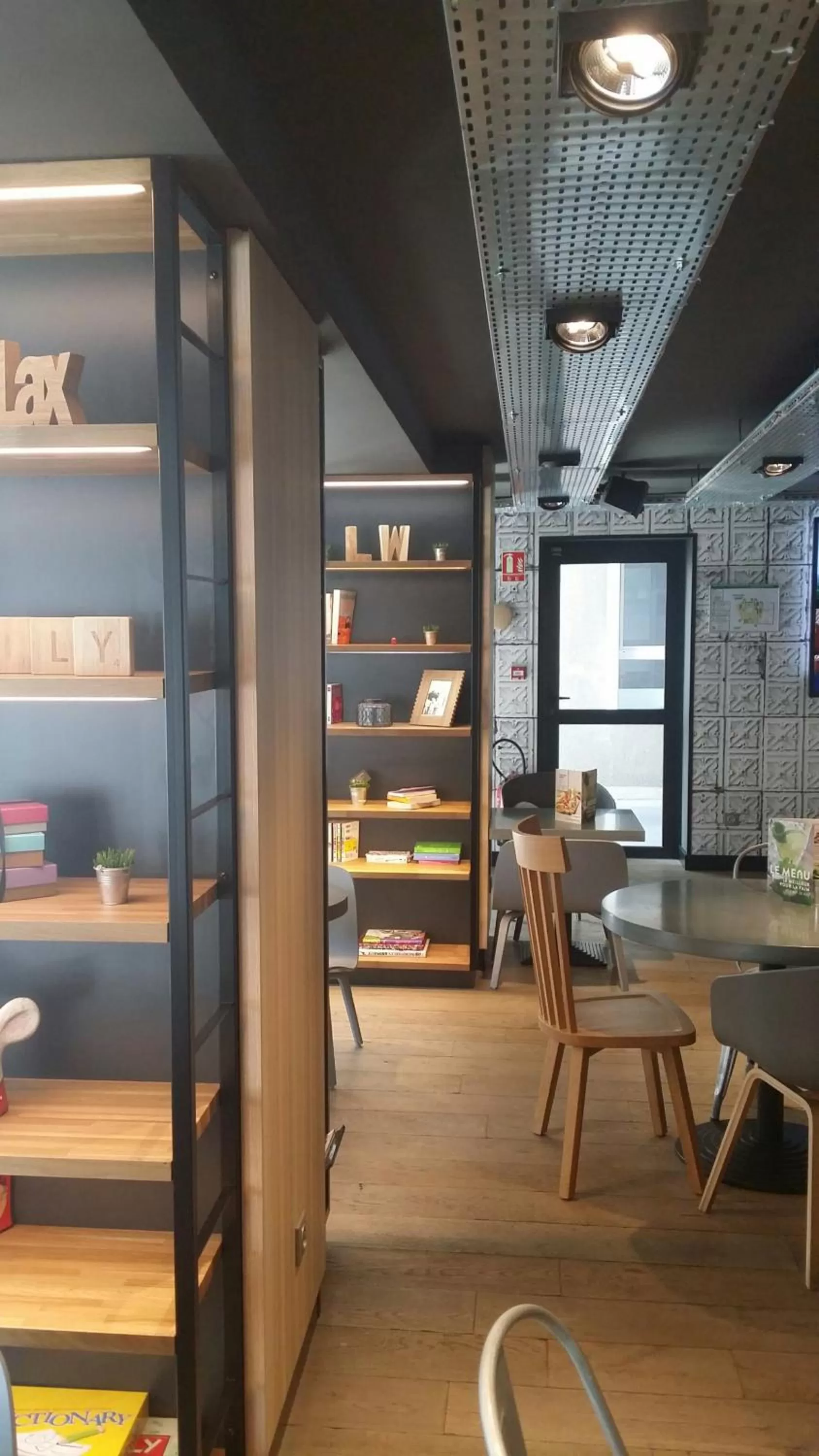 Communal lounge/ TV room in Campanile Nancy Centre - Gare