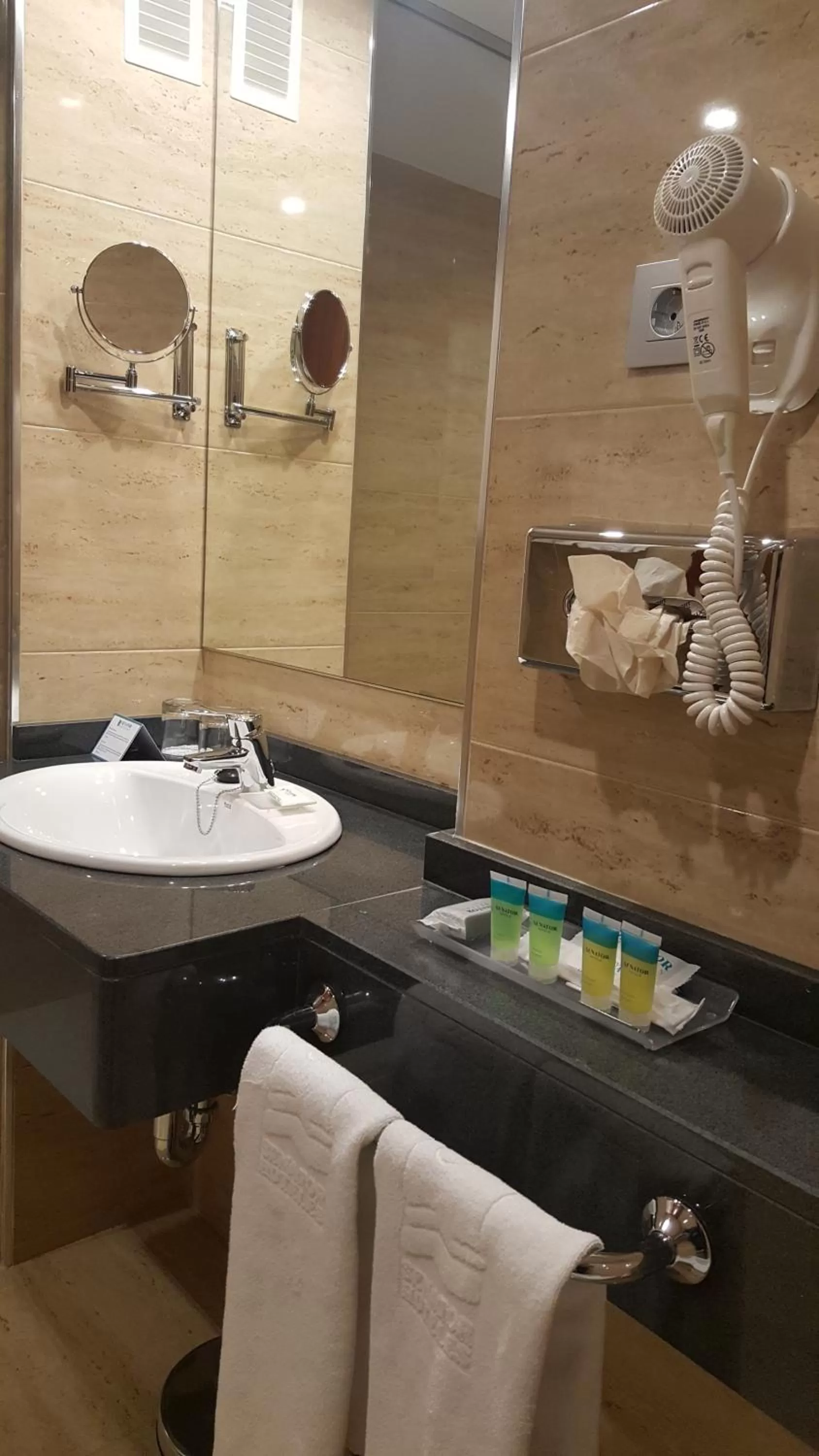 Two Double or Twin Rooms Connected in Senator Barajas