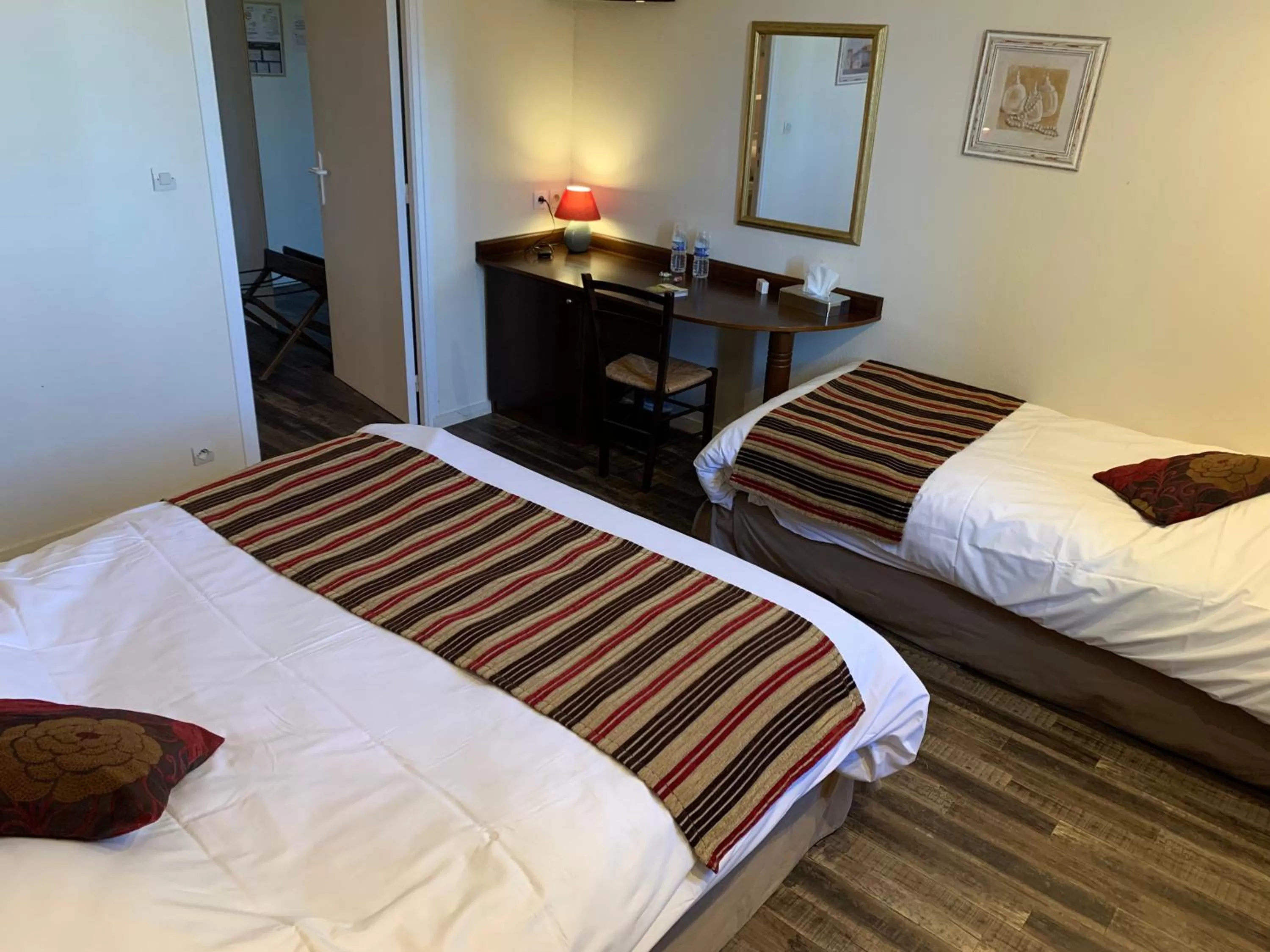 Bed in Logis Hôtel Les Nymphéas