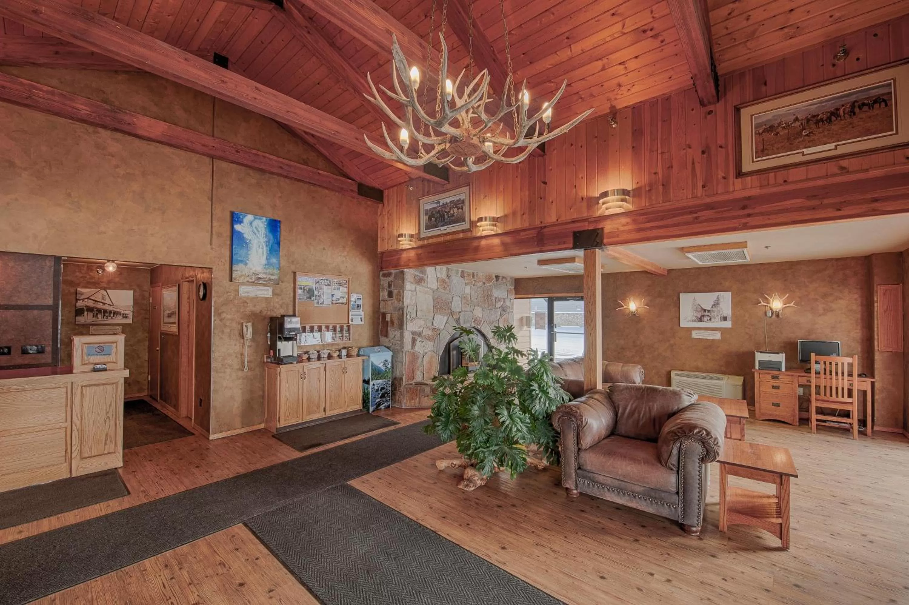 Lobby or reception in Brandin' Iron Inn