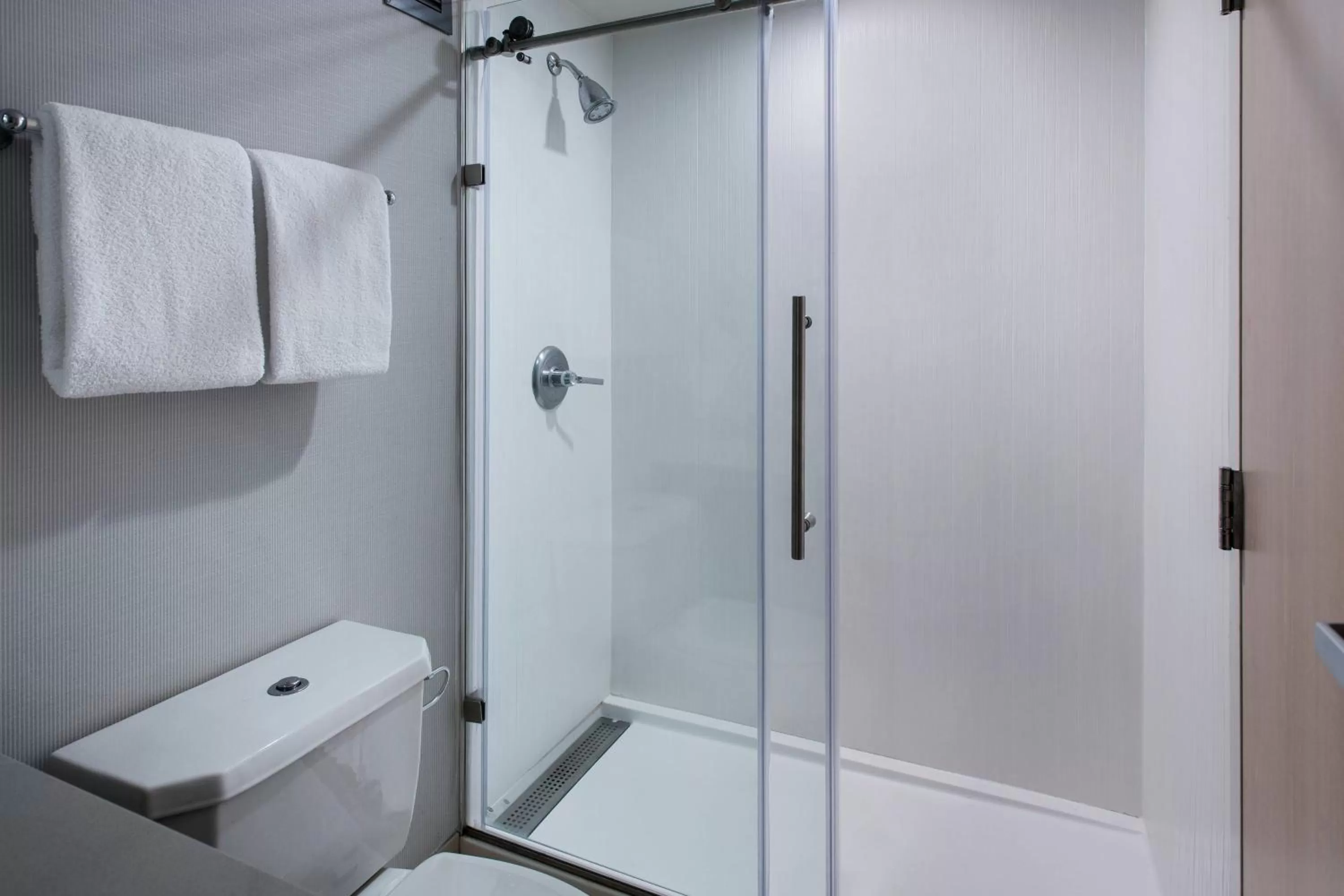 King Room with Sofa Bed and Adapted Tub - Mobility and Hearing Accessible in Courtyard Newburgh Stewart Airport