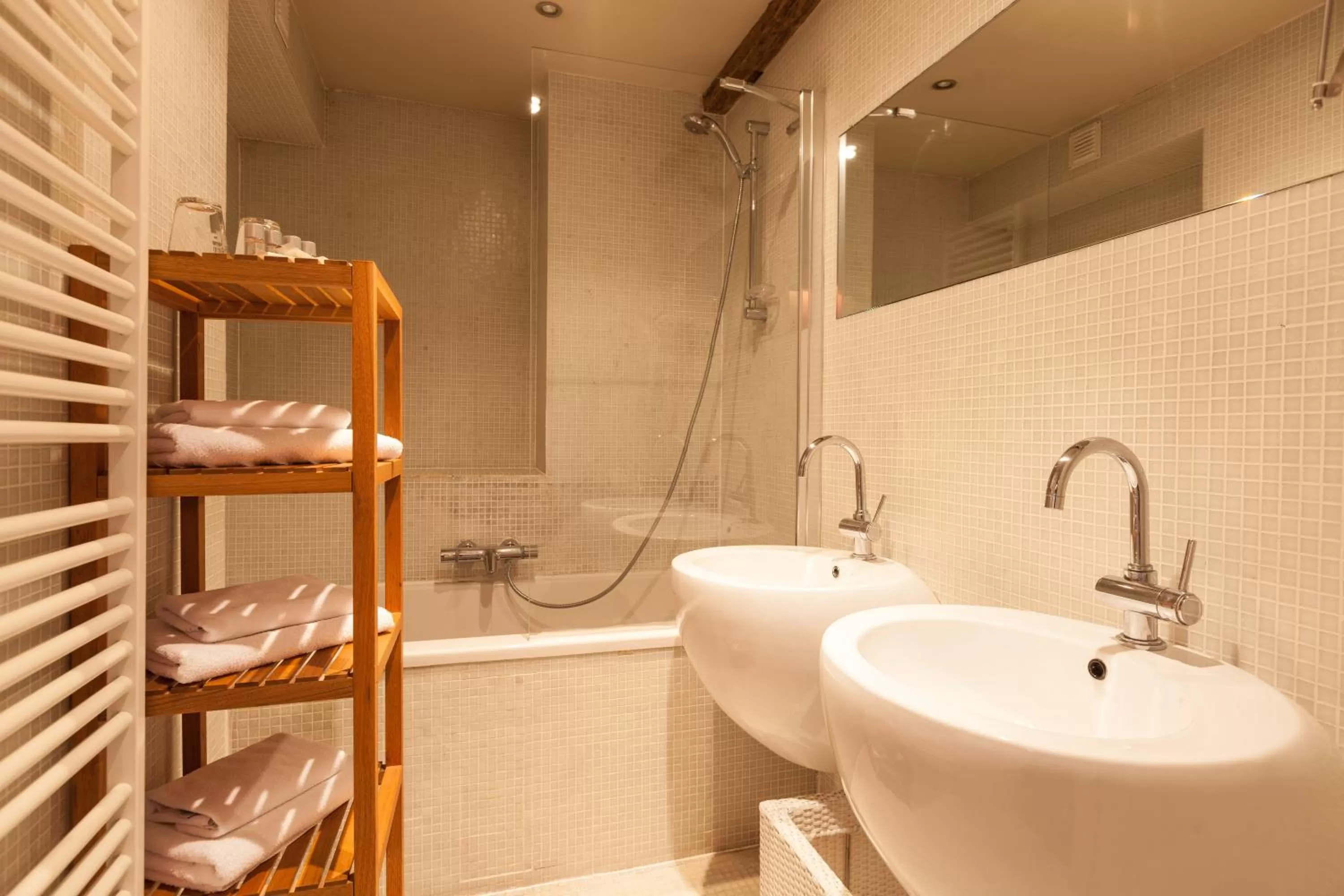 Bathroom in Hotel Diamonds and Pearls