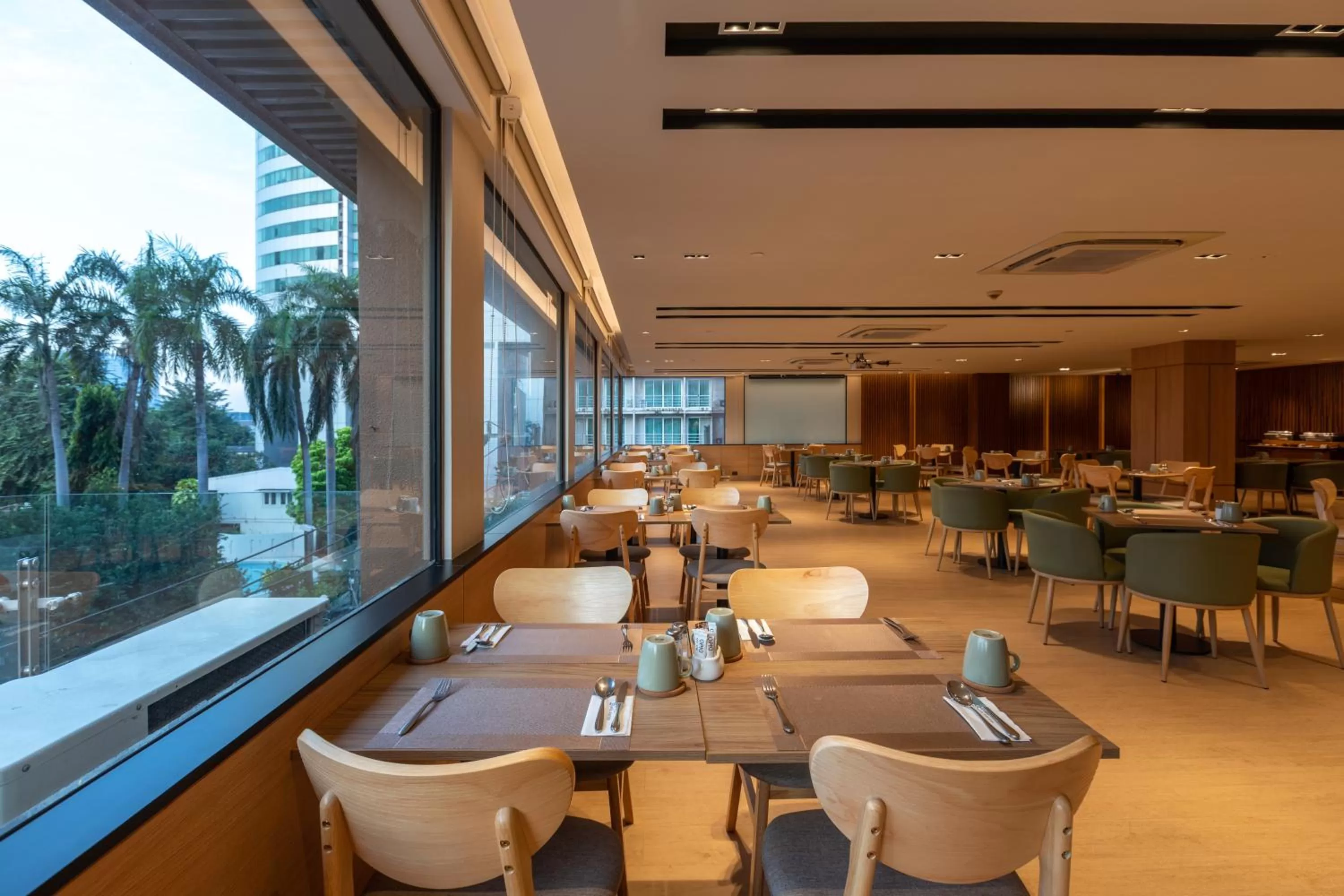 Restaurant/places to eat in Golden Tulip Mandison Suites