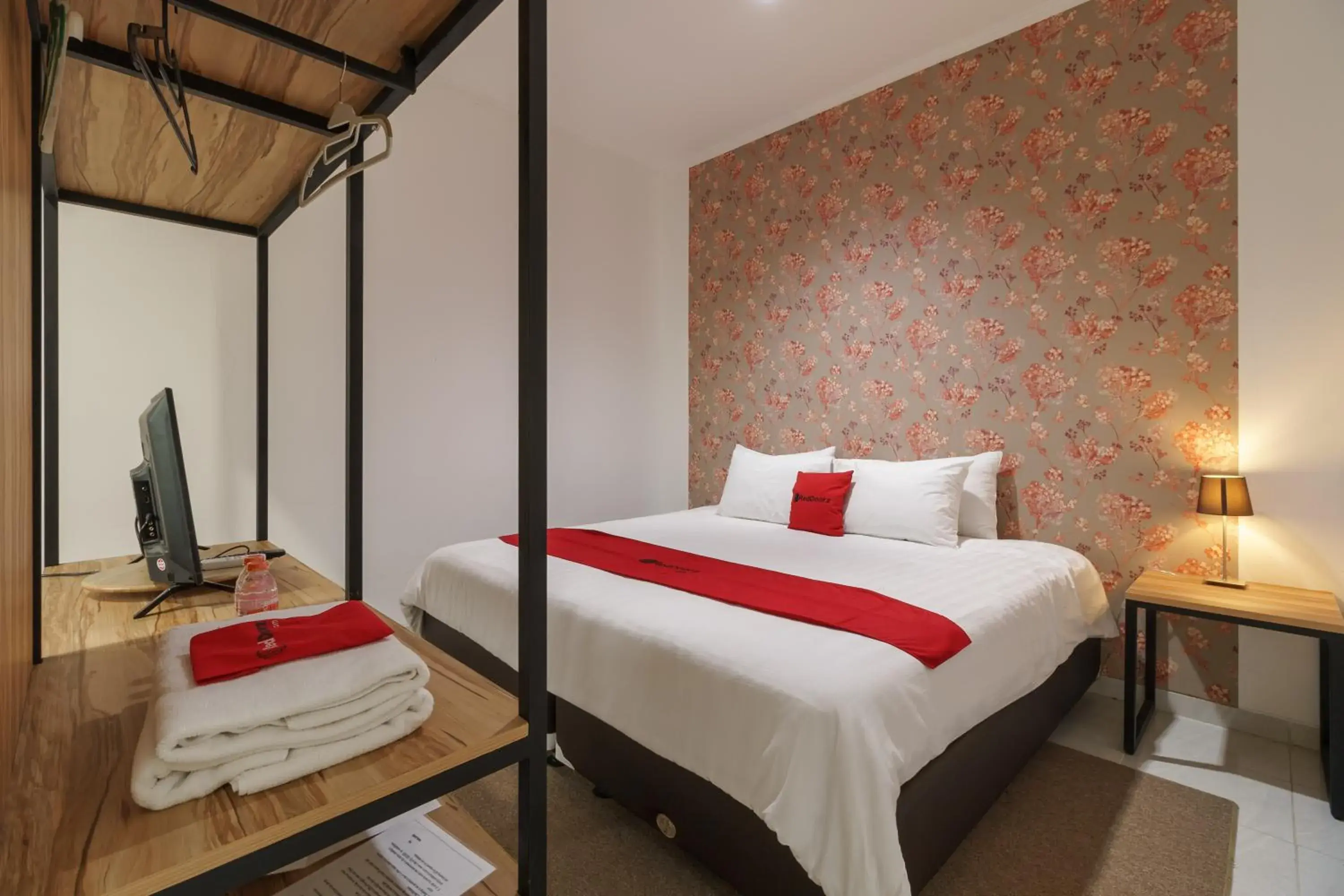 Deluxe Room in RedDoorz Plus near Exit Toll Puncak 2 Deluxe Room in RedDoorz Plus near Exit Toll Puncak 2