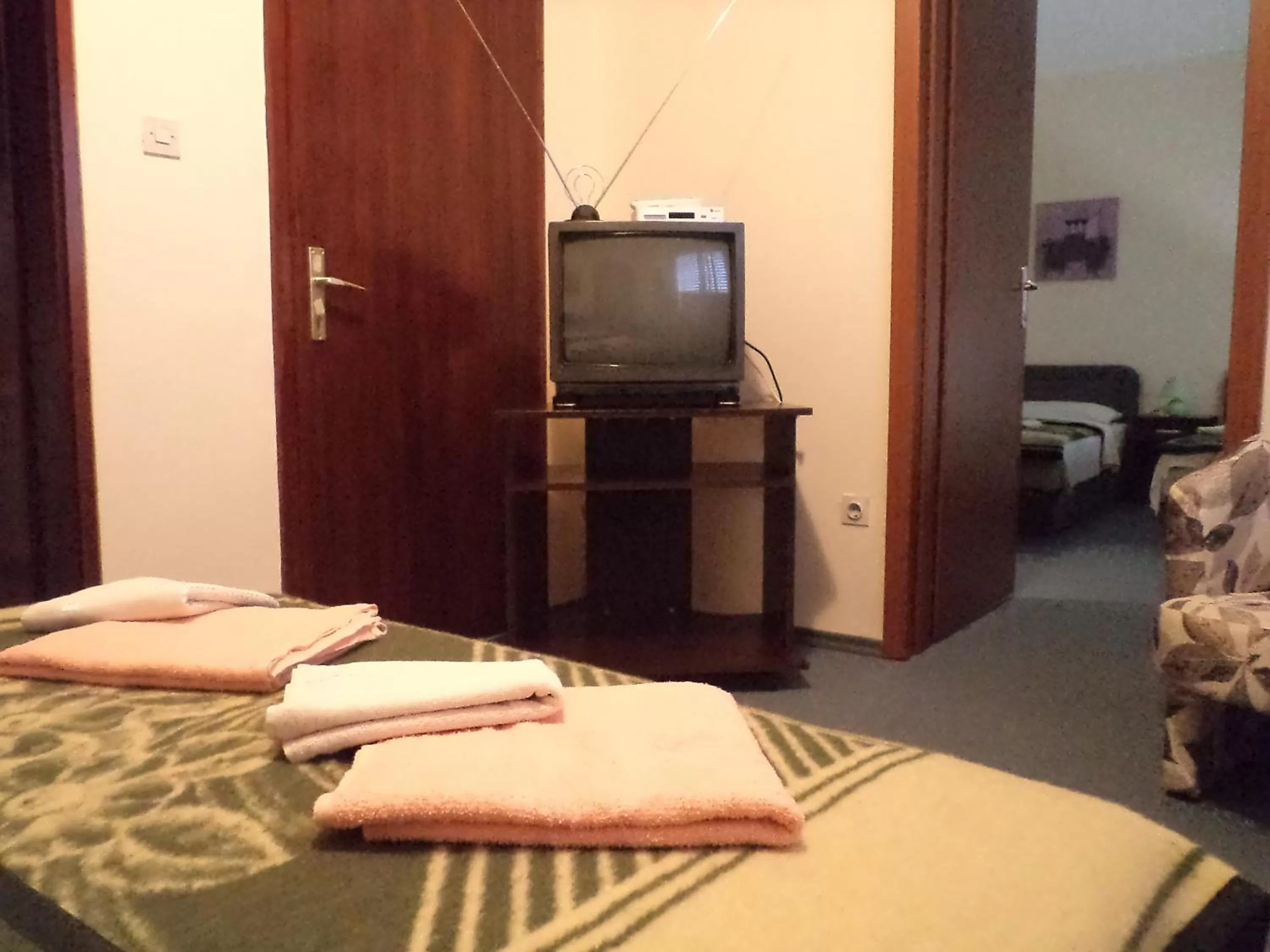 Bed, TV/Entertainment Center in Hotel Le Village