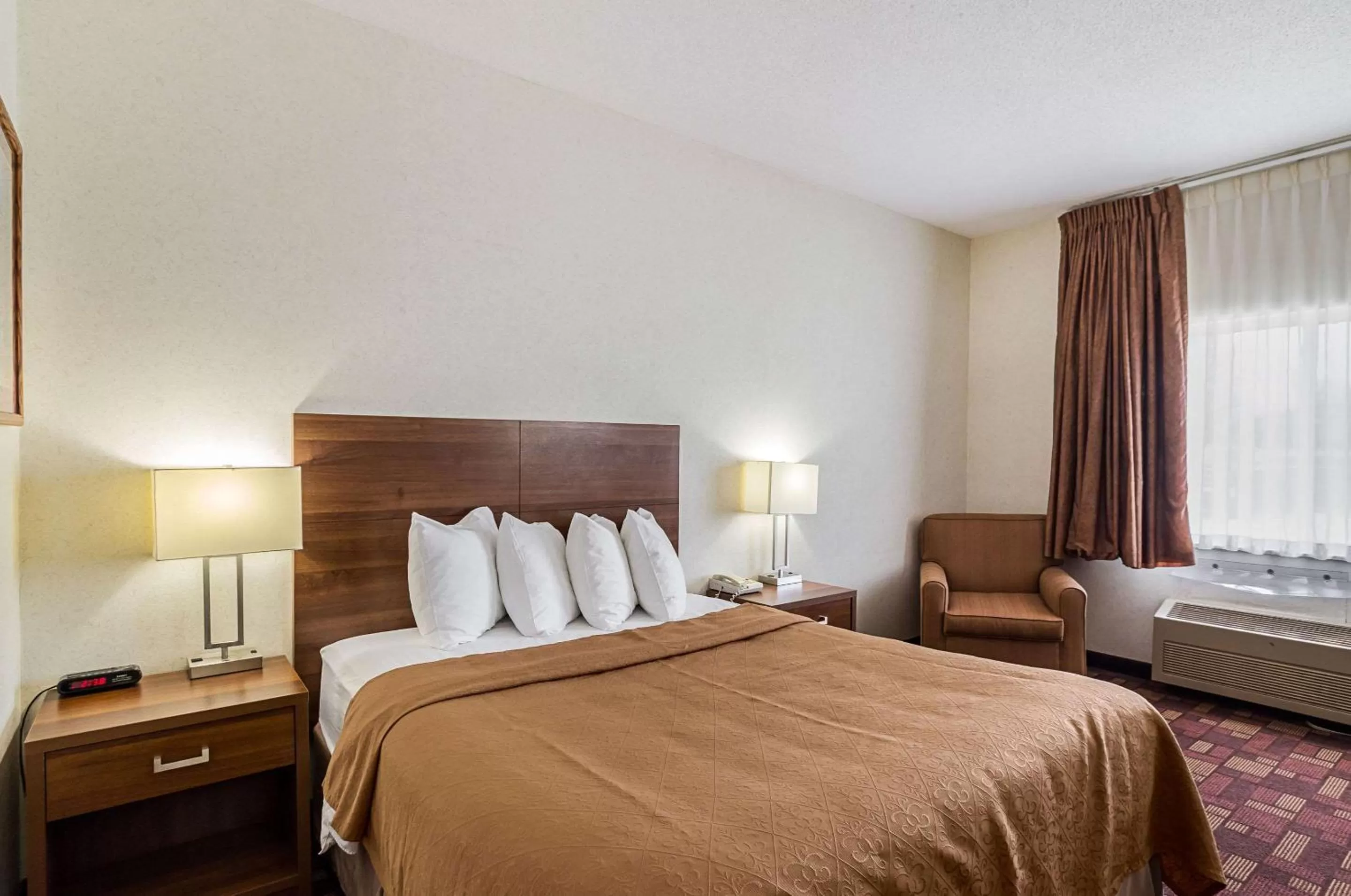 Photo of the whole room, Bed in Econo Lodge Luverne I-90