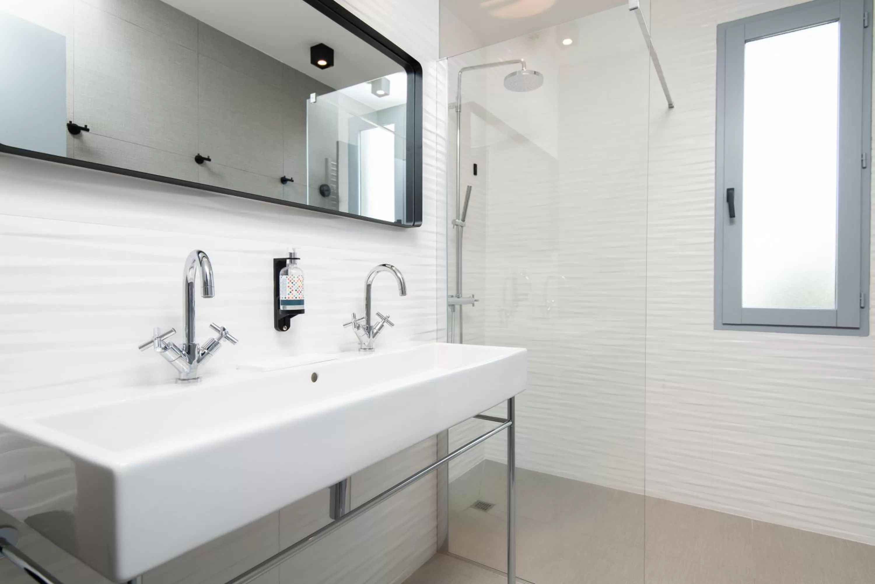 Bathroom in Hôtel Montmorency & Spa