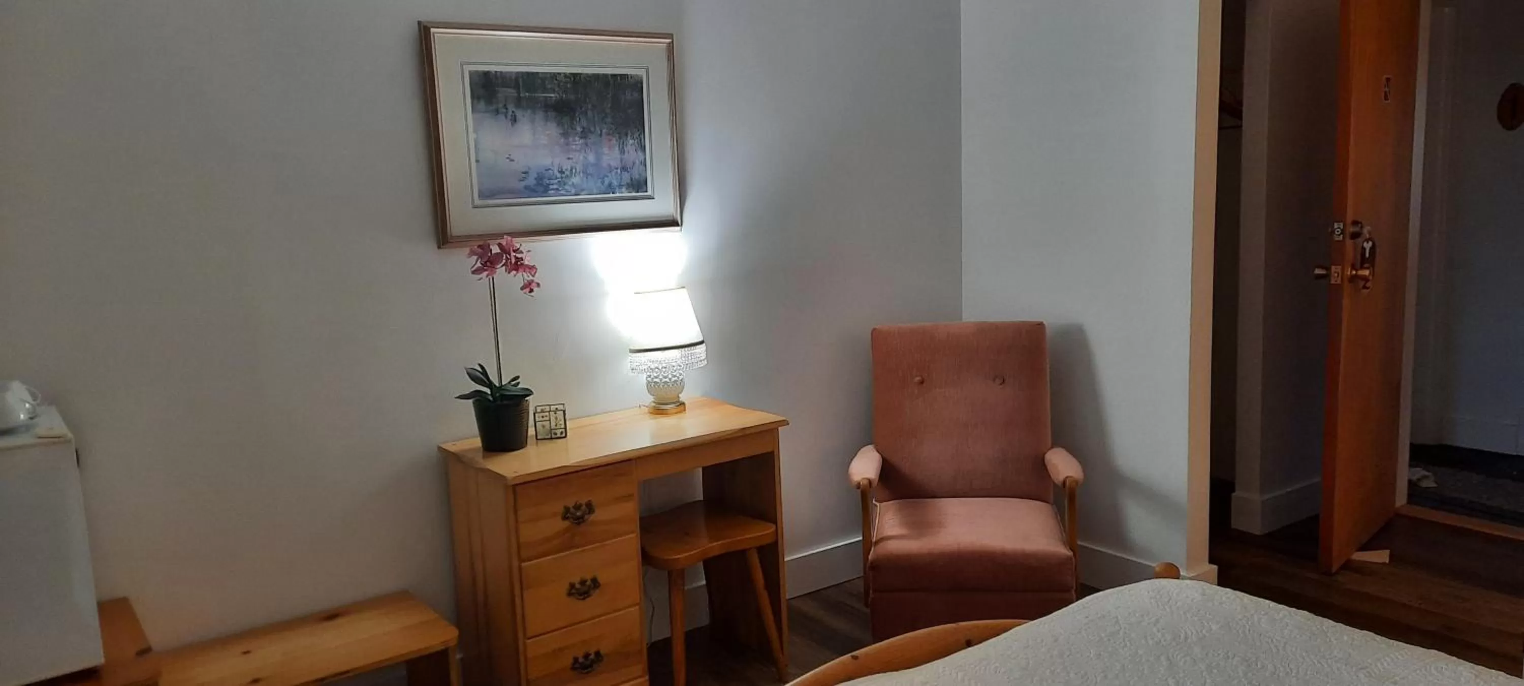 Seating area, Bed in Edelweiss Inn Nova Scotia