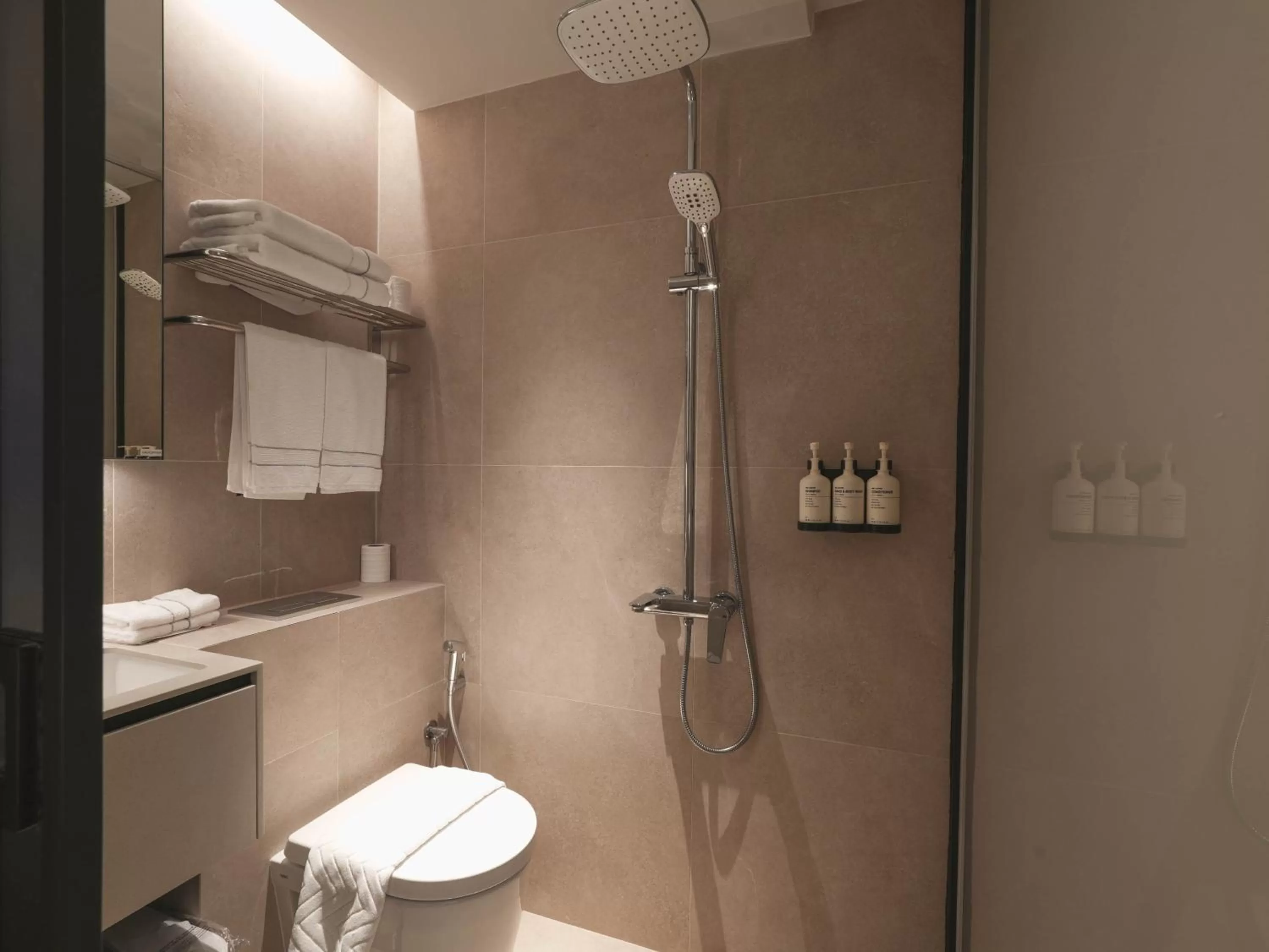 Shower in Hotel 1900 Chinatown