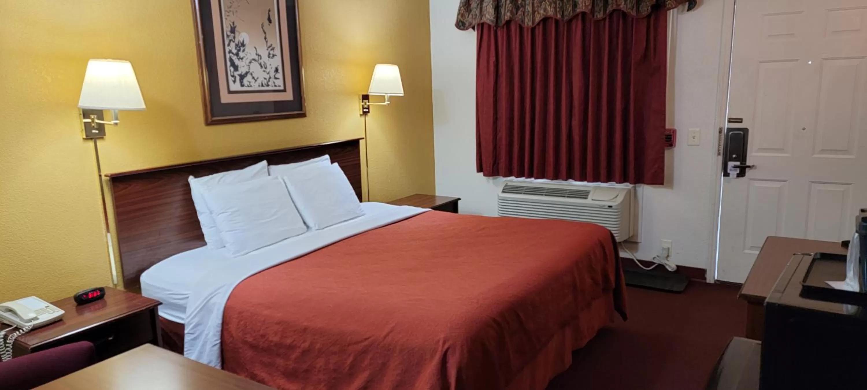 Photo of the whole room, Bed in Rodeway Inn