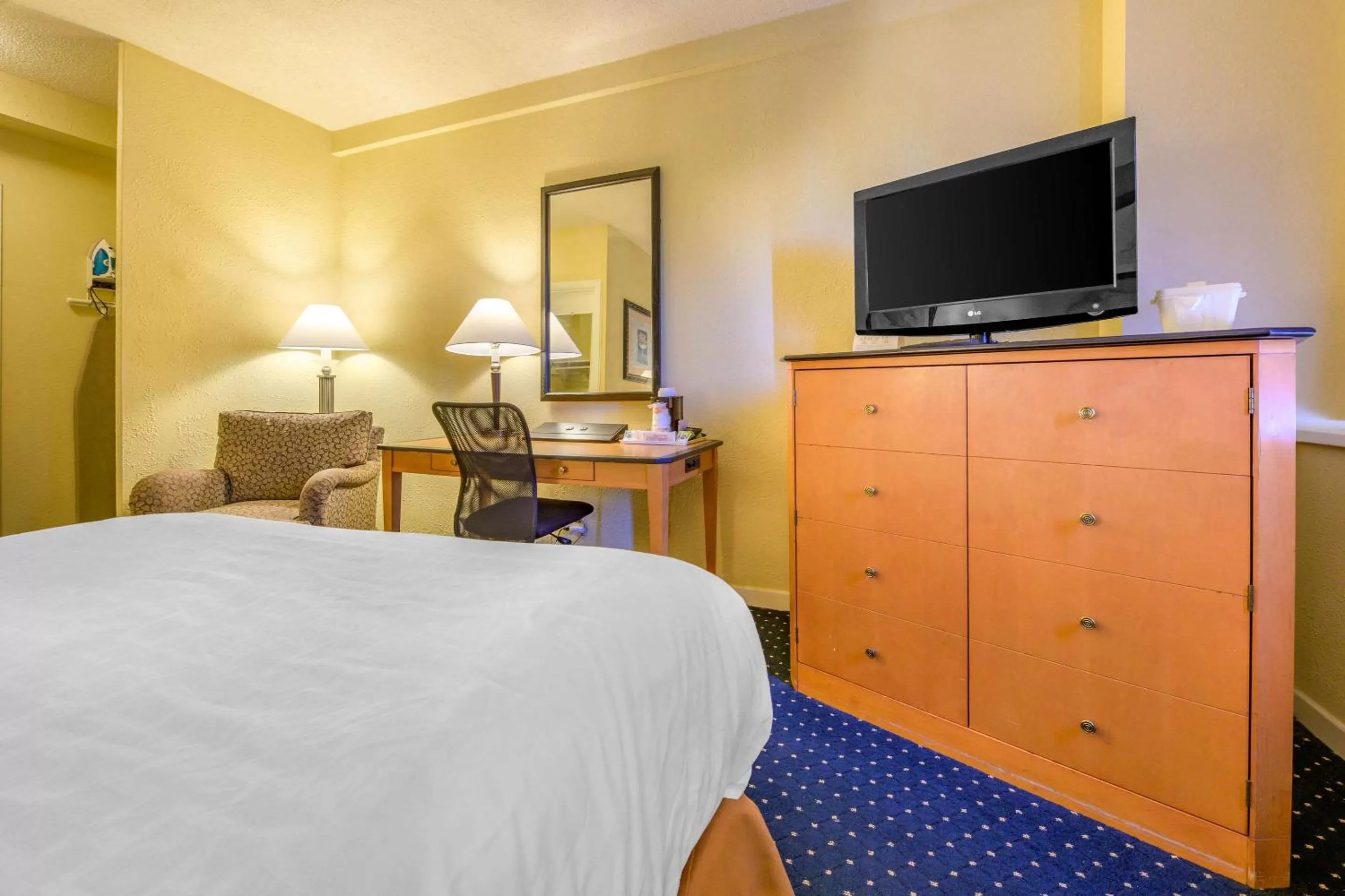 Photo of the whole room, TV/Entertainment Center in Days Inn & Suites by Wyndham Lebanon PA