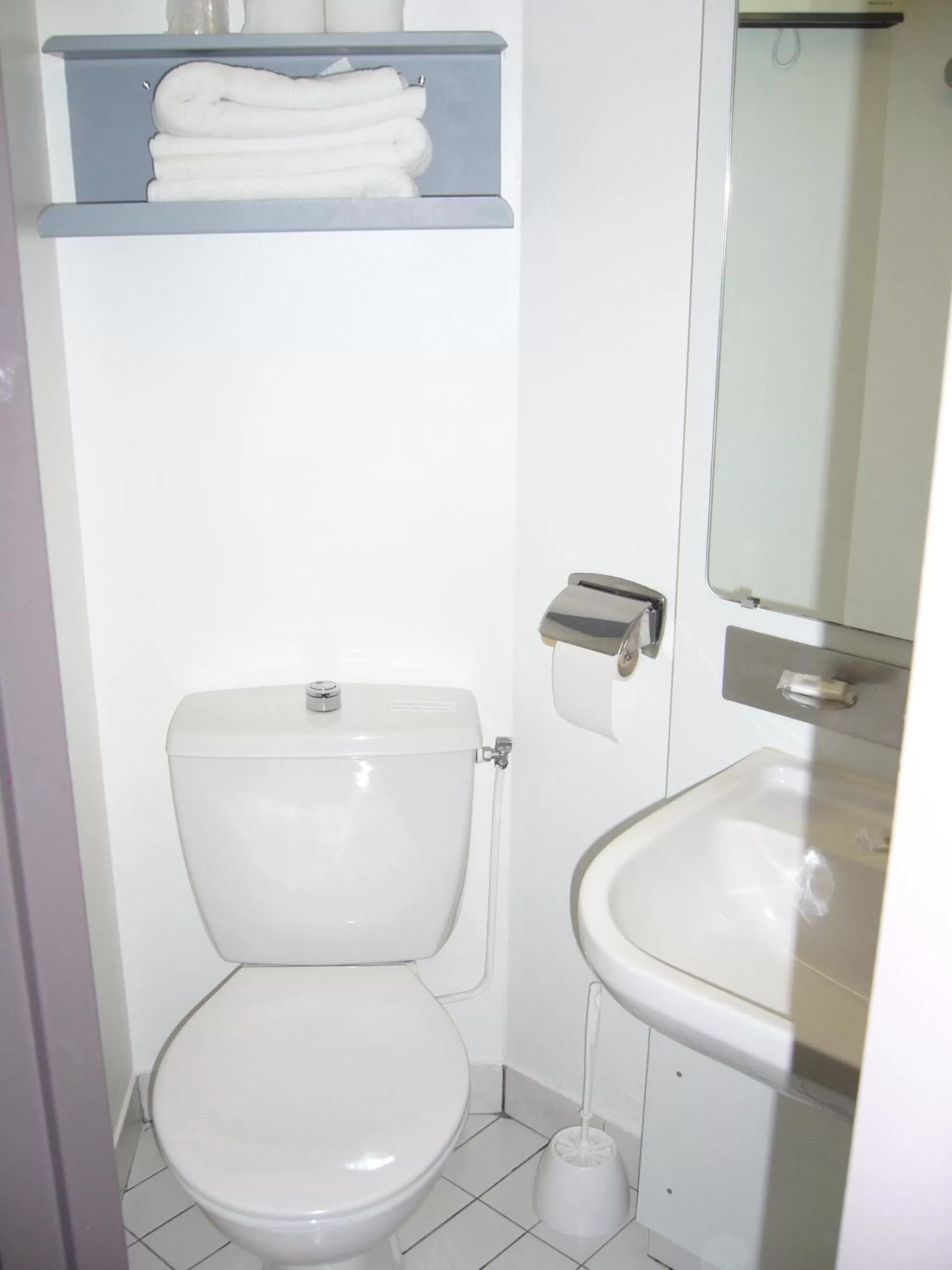 Bathroom in EGG HOTEL - HOTEL LES GENS DE MER Dieppe