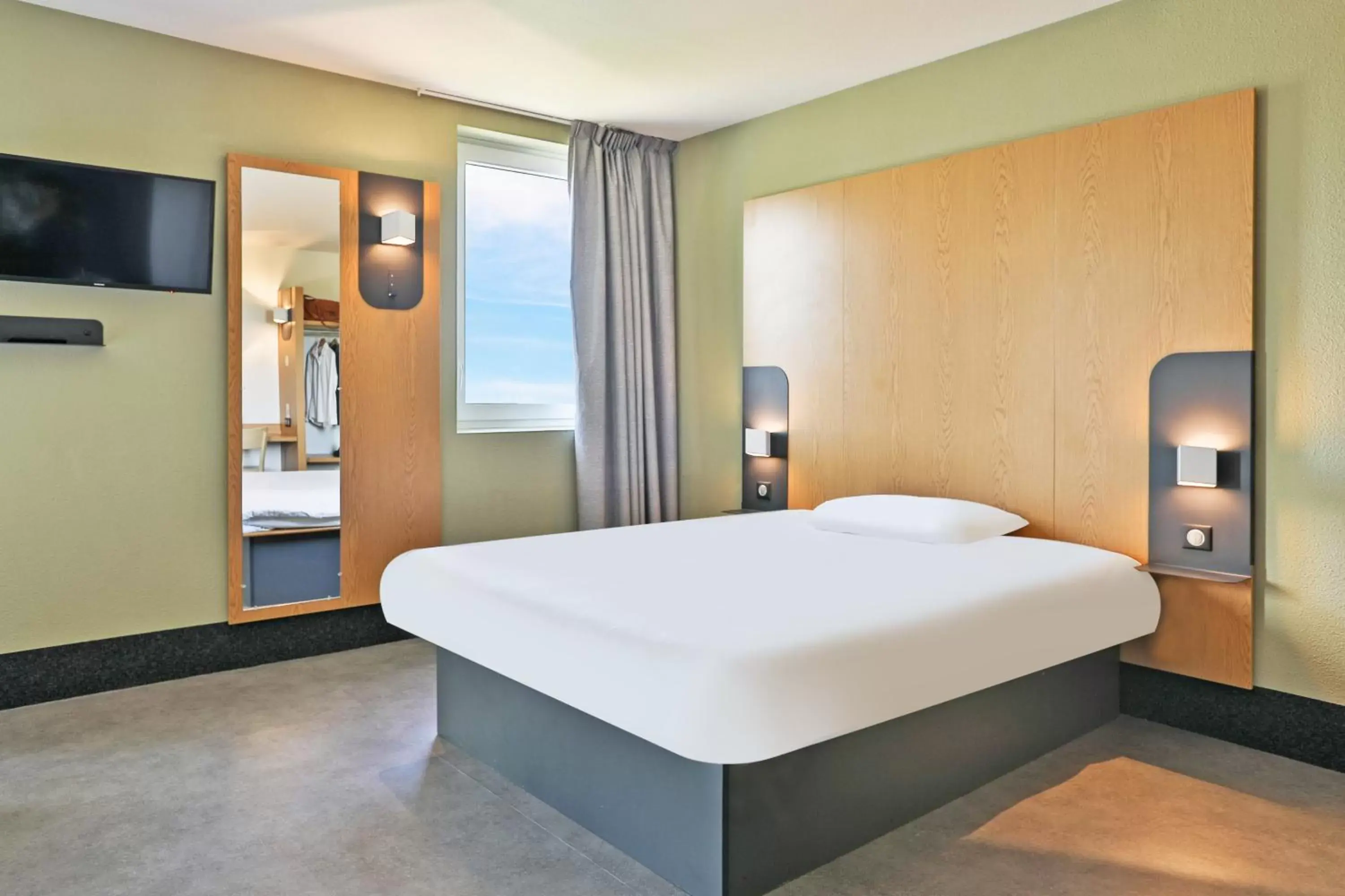 Double Room - Disability Access in B&B HOTEL La Roche-sur-Yon Double Room - Disability Access in B&B HOTEL La Roche-sur-Yon