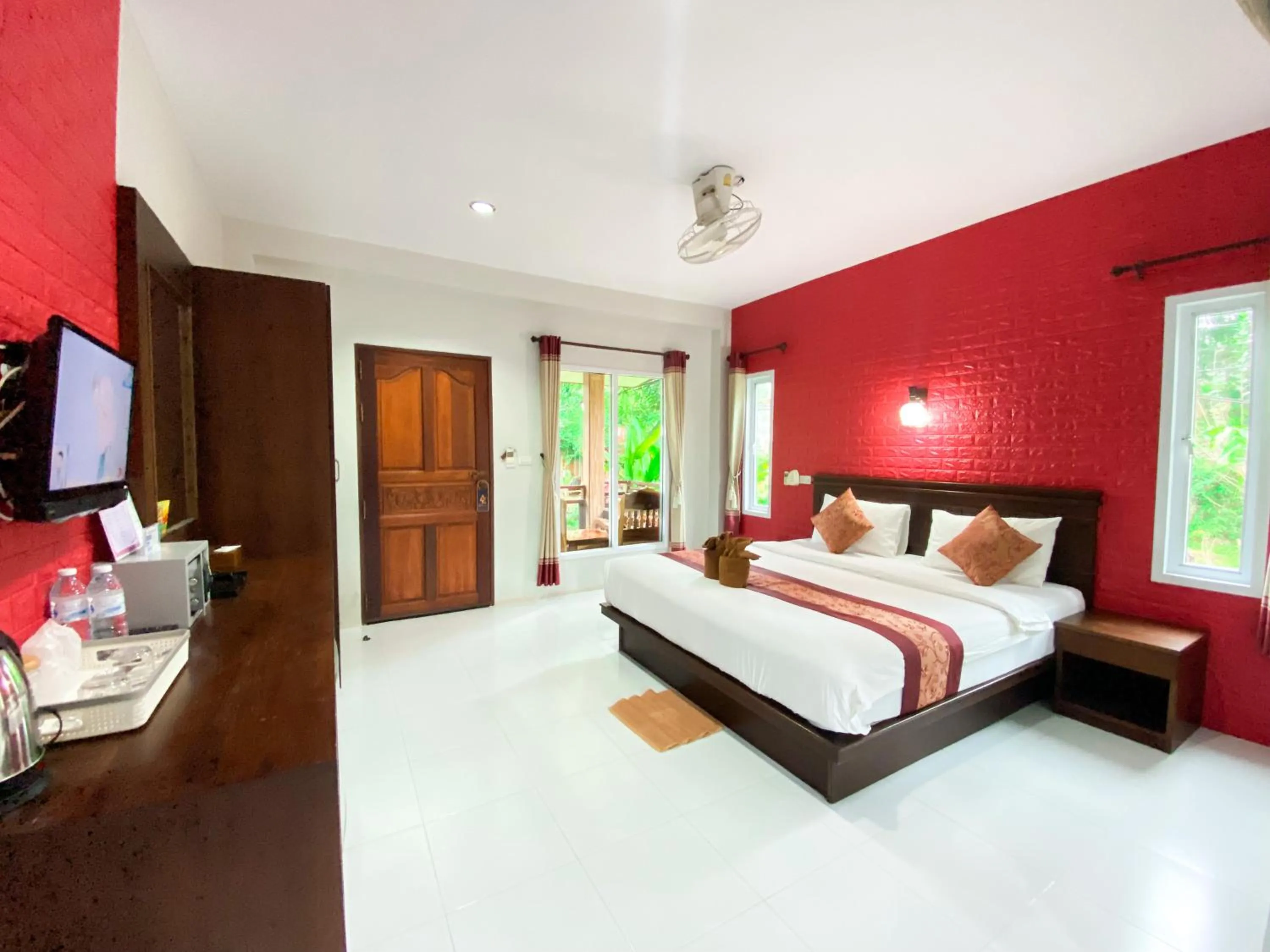 Photo of the whole room, Bed in Hatzanda Lanta Resort - SHA Extra Plus