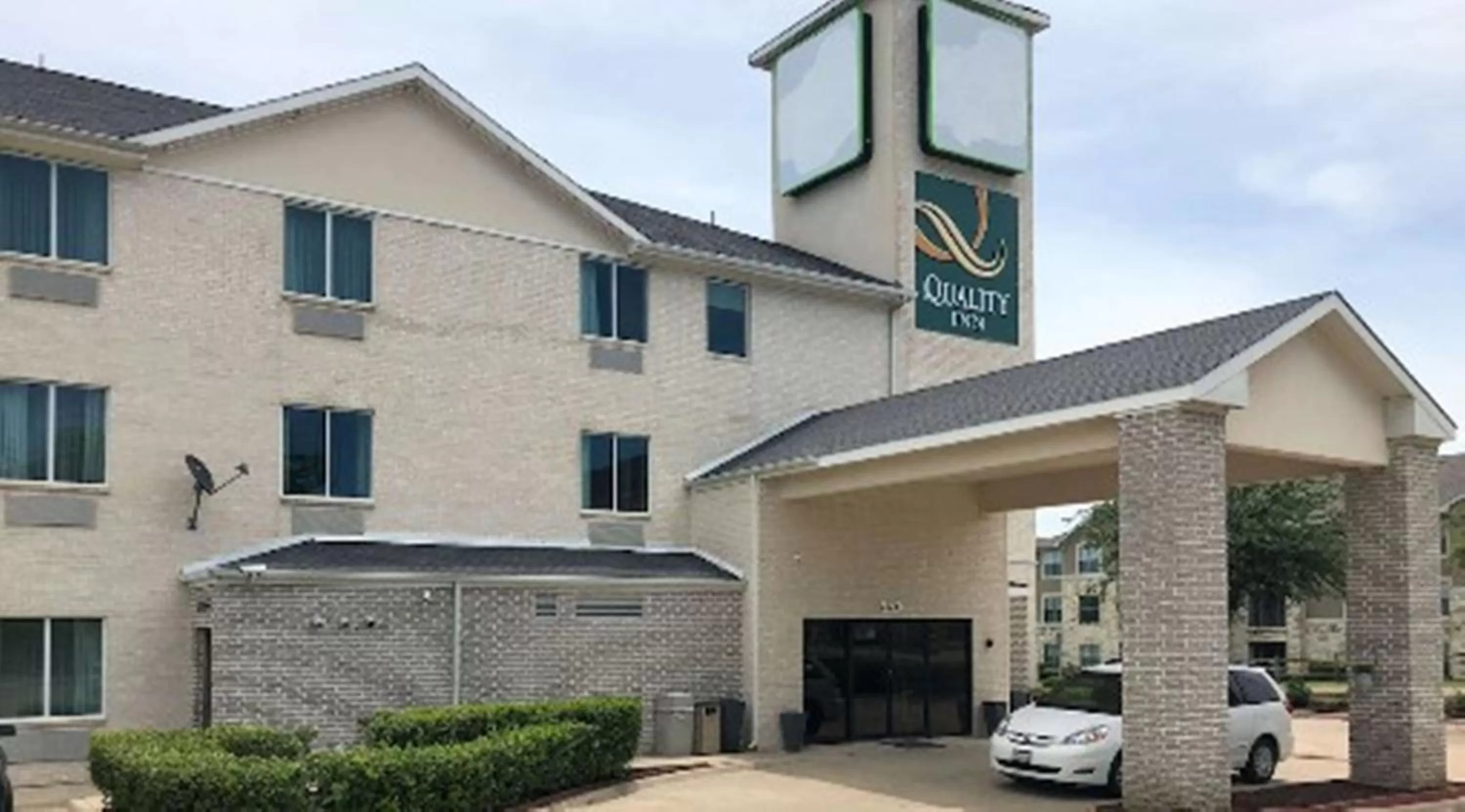 Property building in Quality Inn & Suites Roanoke - Fort Worth North