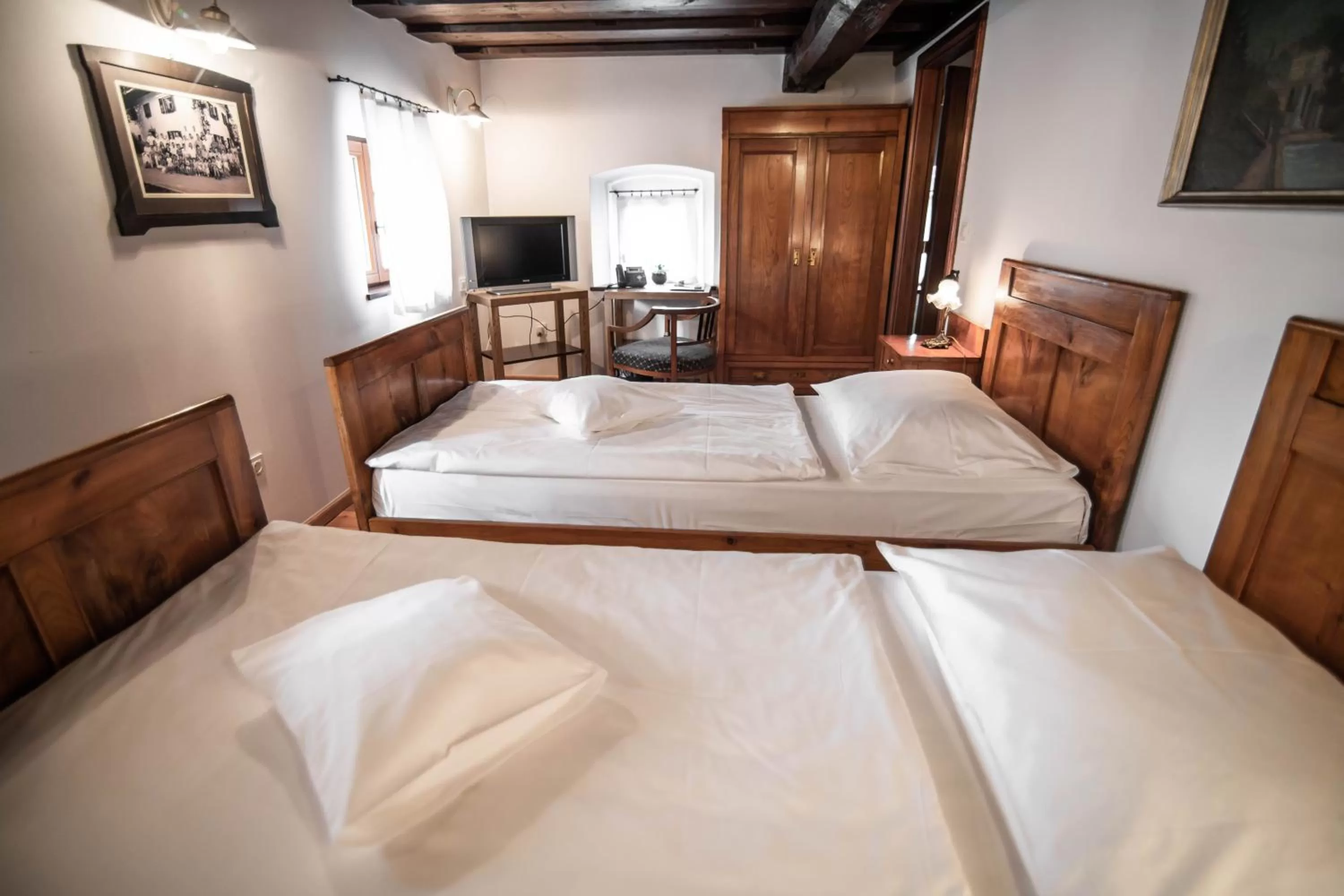 Bed in Hotel Dvor Jezersek Brnik