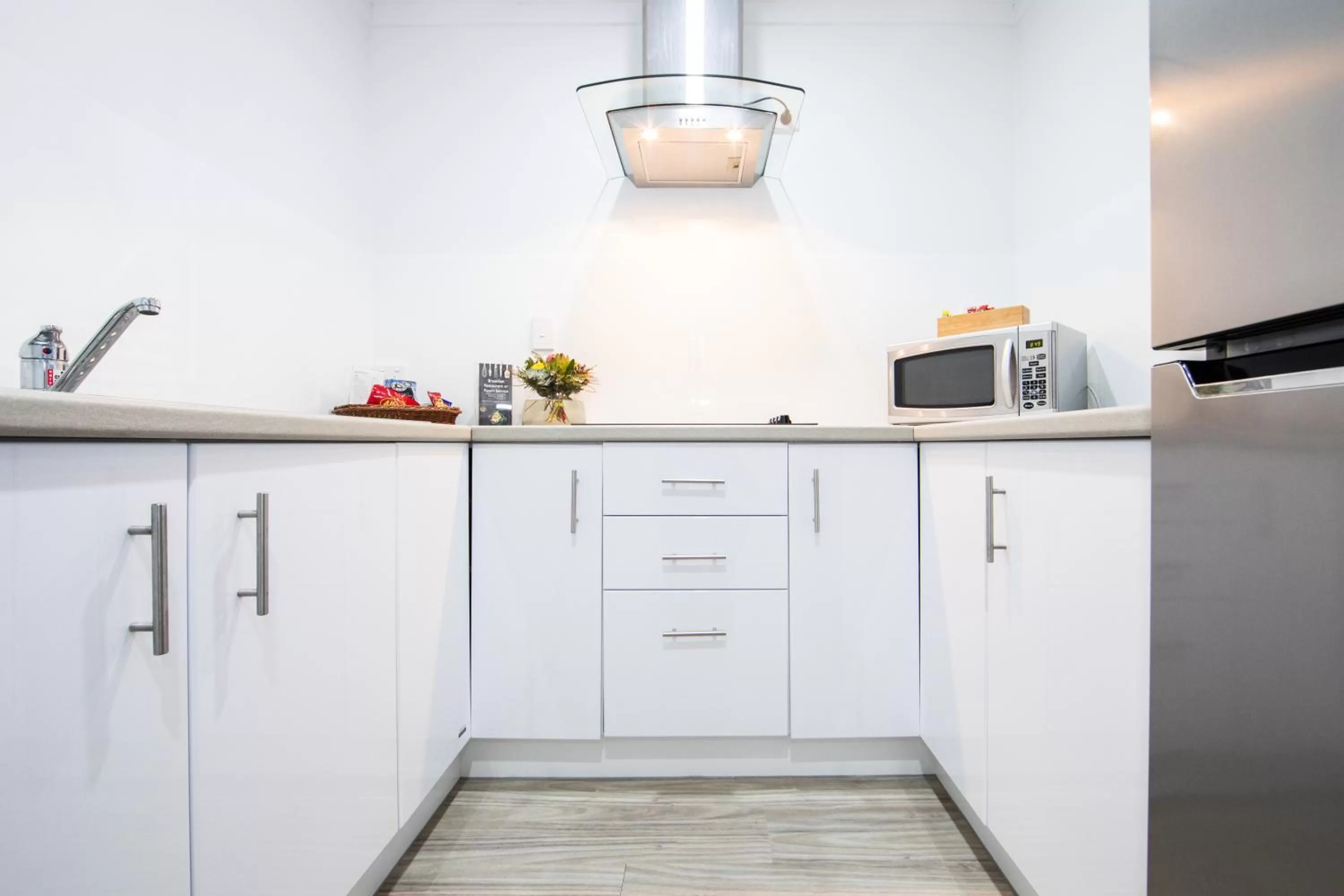 Kitchen or kitchenette in New England Motor Lodge