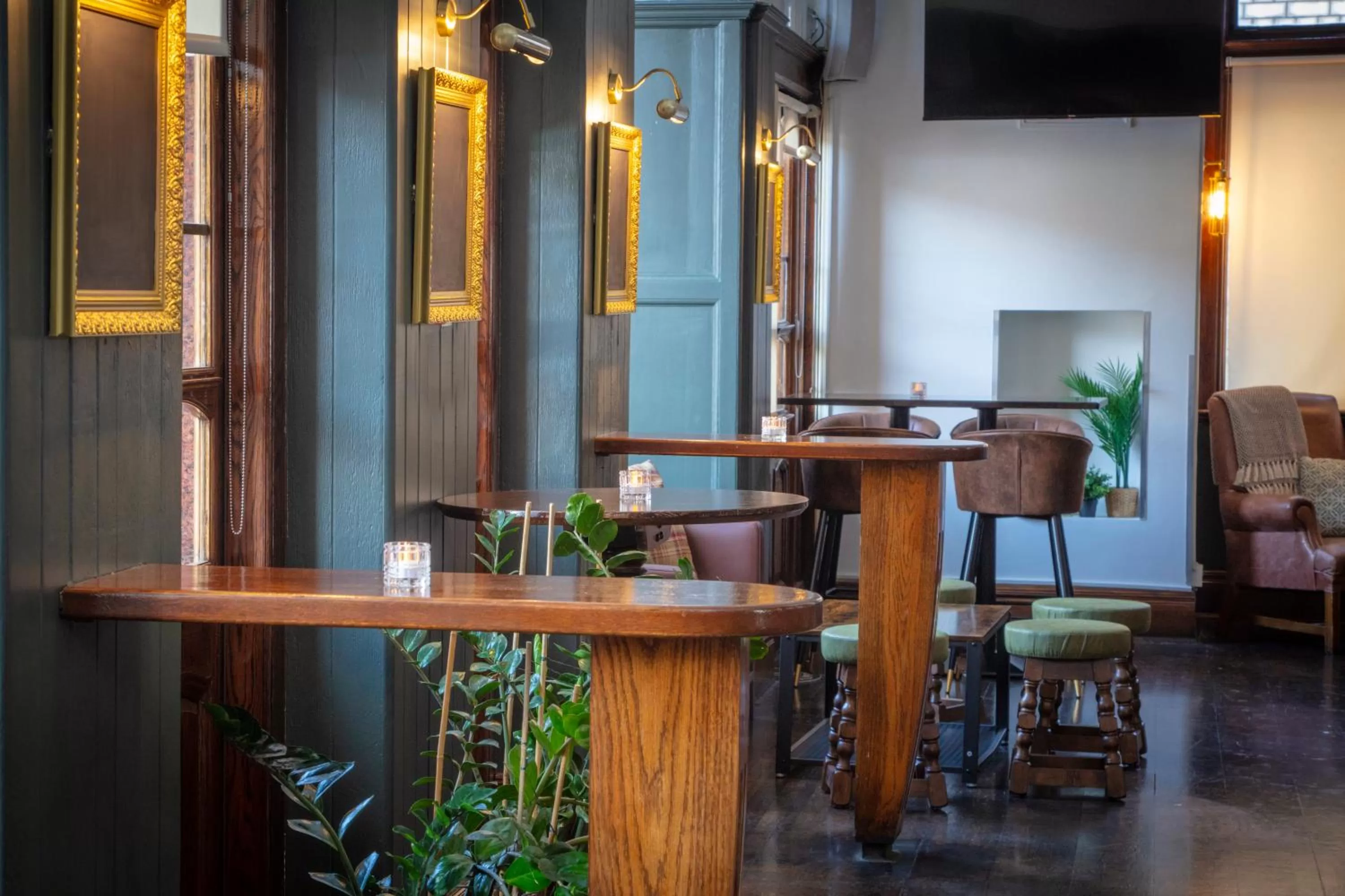 Lounge or bar in The Crown London, WorldHotels Distinctive