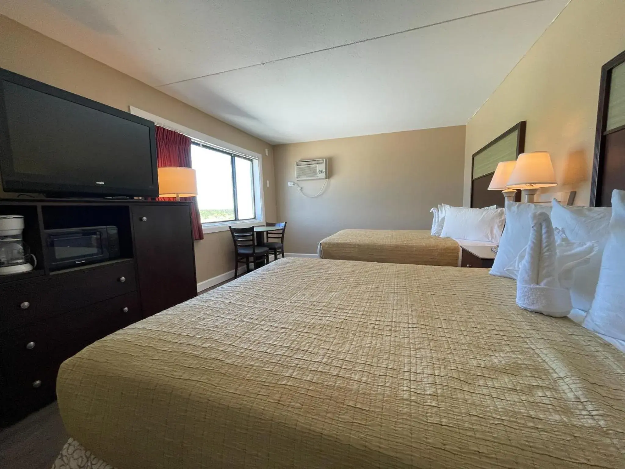 Side View Queen Room in Polynesian Oceanfront Hotel Side View Queen Room in Polynesian Oceanfront Hotel