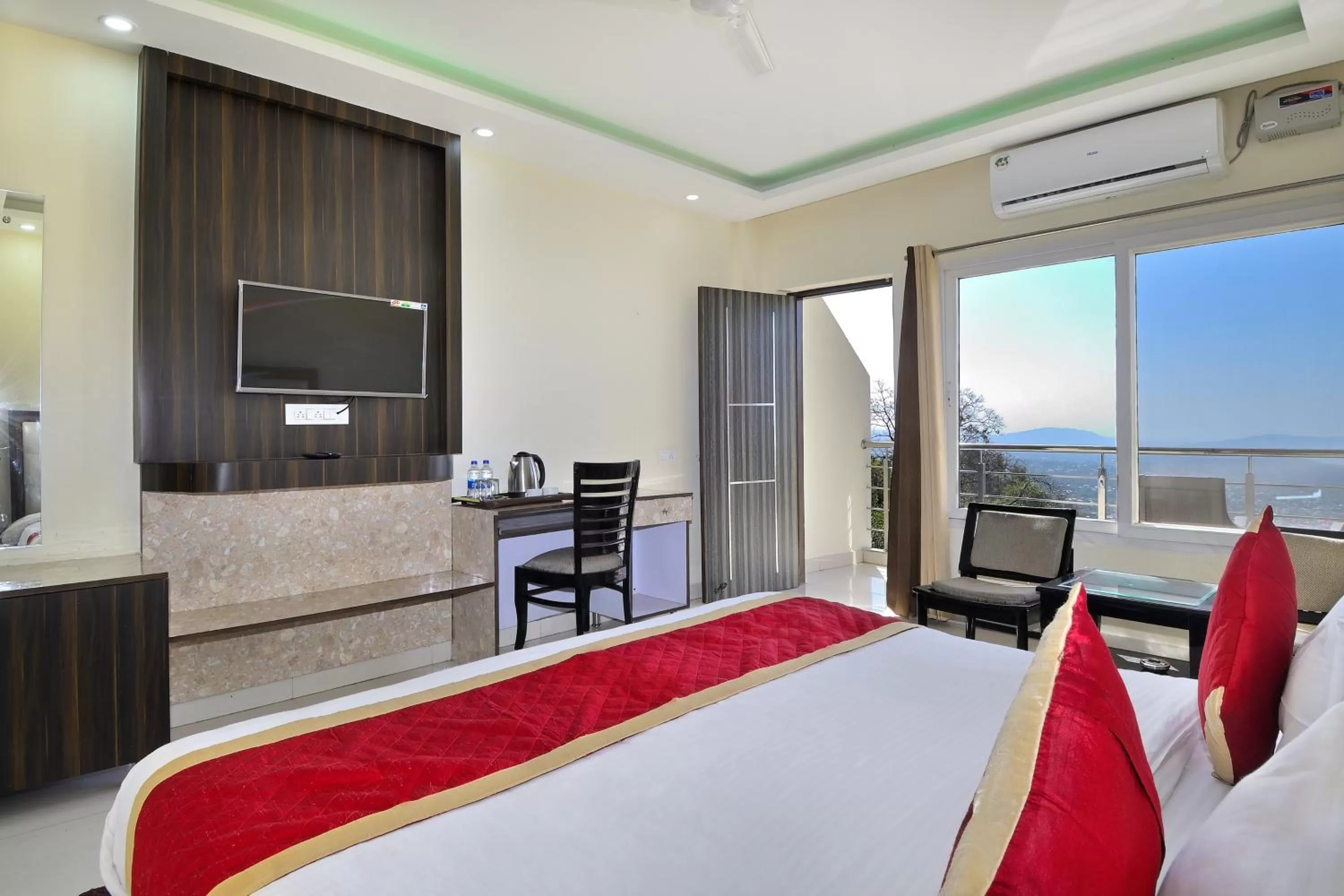 TV and multimedia, Bed in Hotel Bliss Valley - Hotel in Dharamshala
