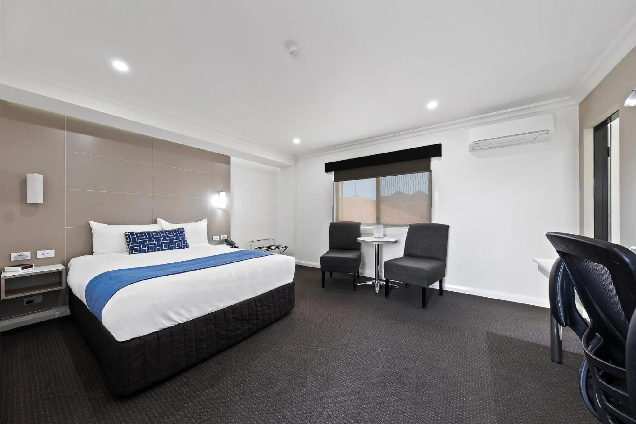 Bedroom, Bed in Bluegum Dubbo