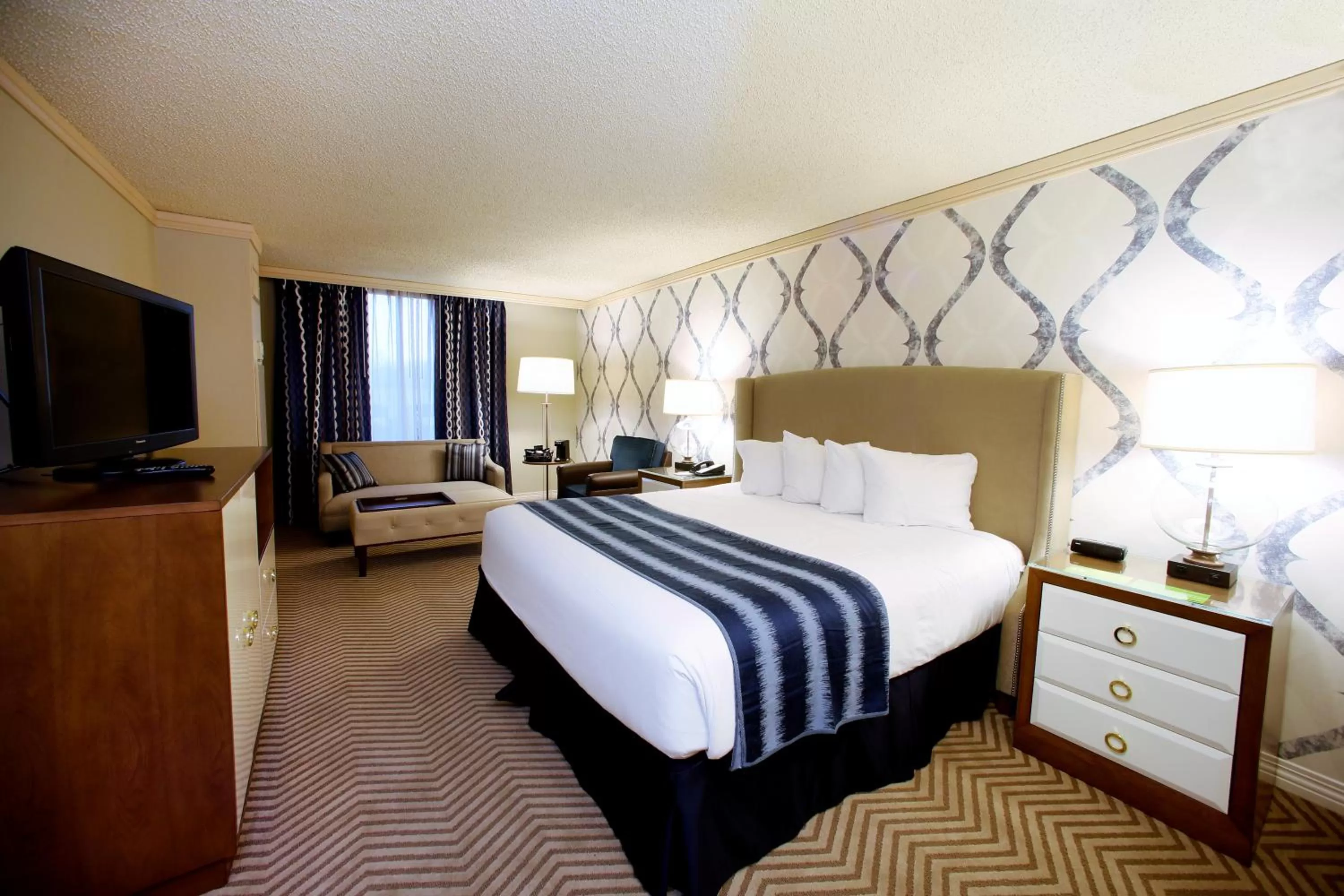 Photo of the whole room, Bed in Harrah's Kansas City, A Caesars Destination