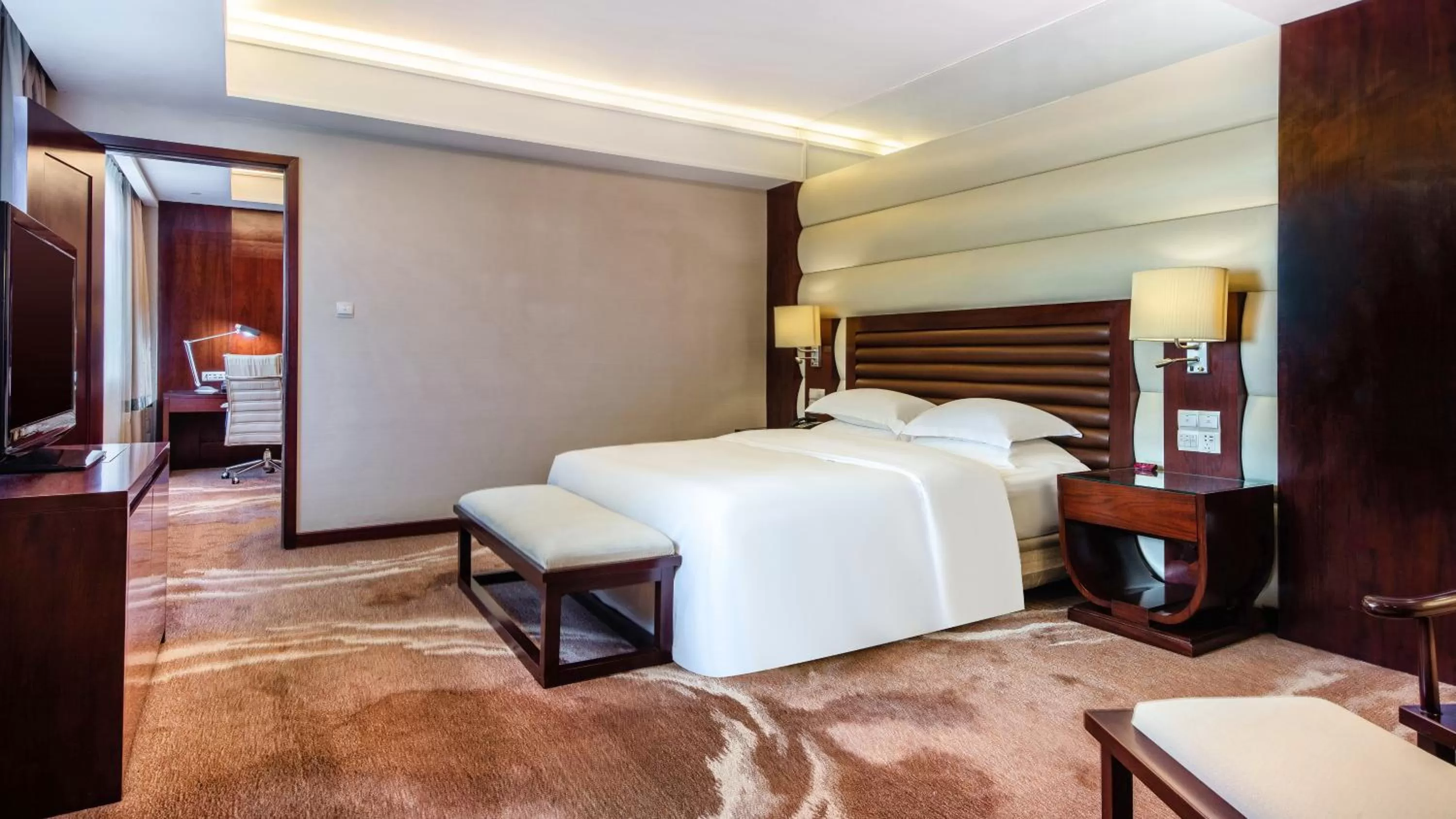 Photo of the whole room, Bed in Crowne Plaza Foshan by IHG