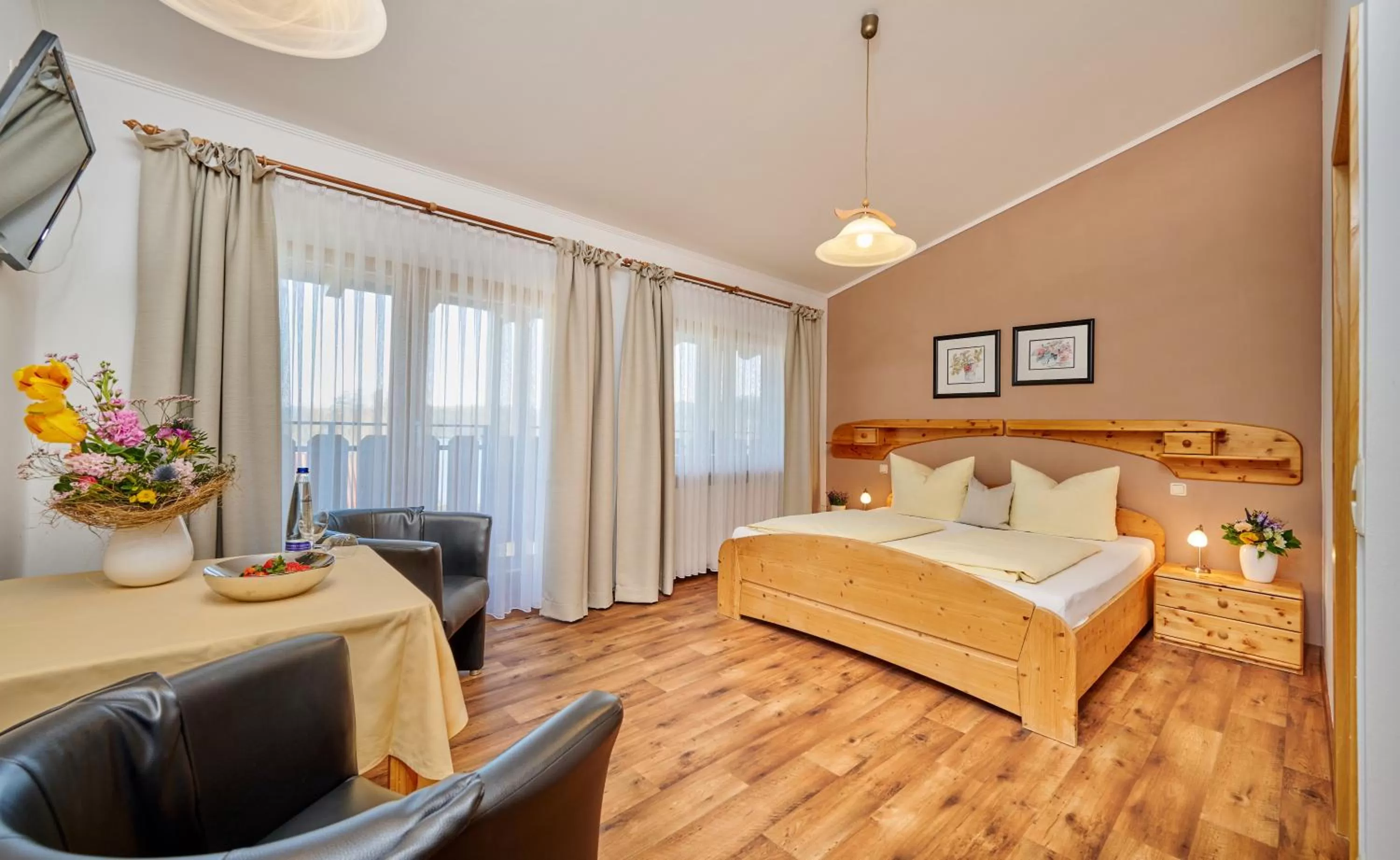 Photo of the whole room in Hotel Restaurant Zum Goldenen Anker mit Hallenbad