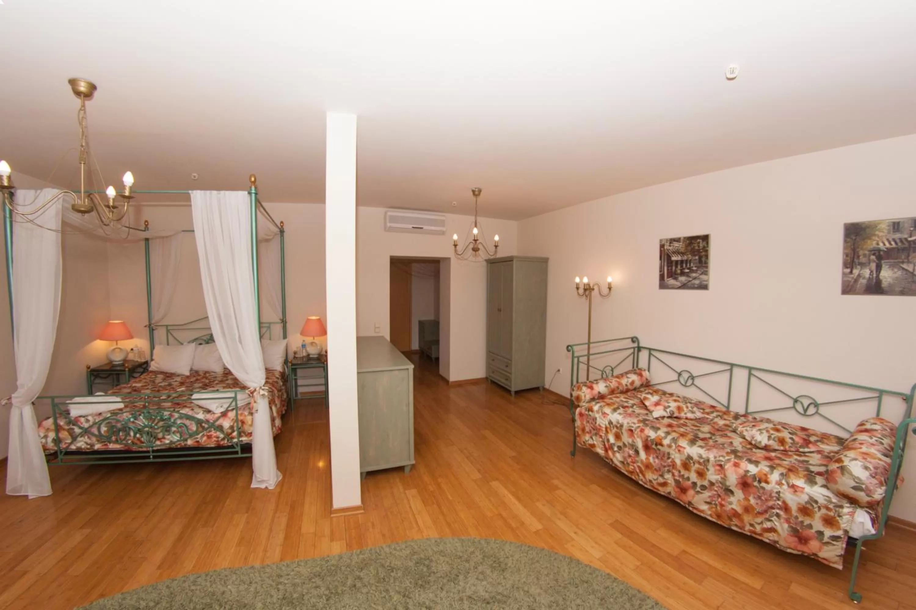 bunk bed, Seating Area in Oscar