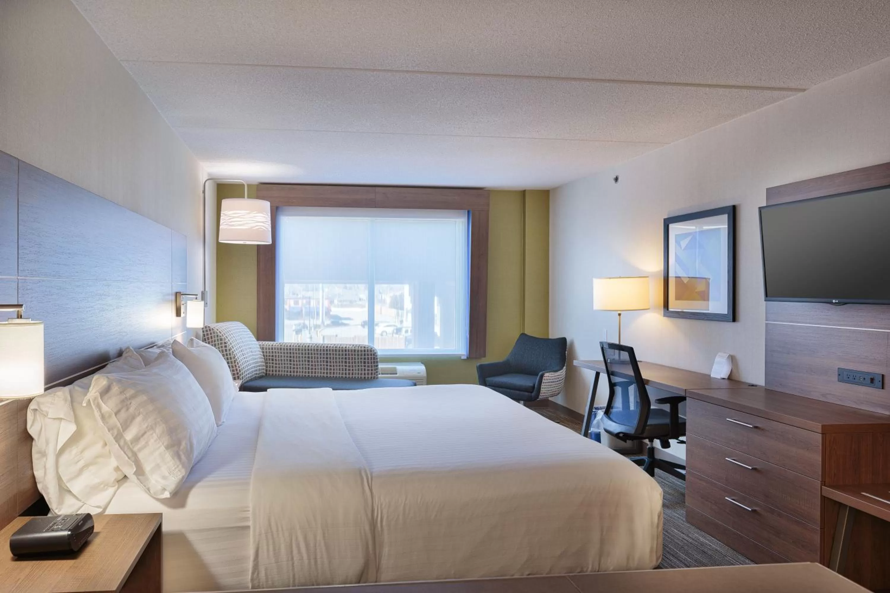 Bed in Holiday Inn Express & Suites - Belleville by IHG