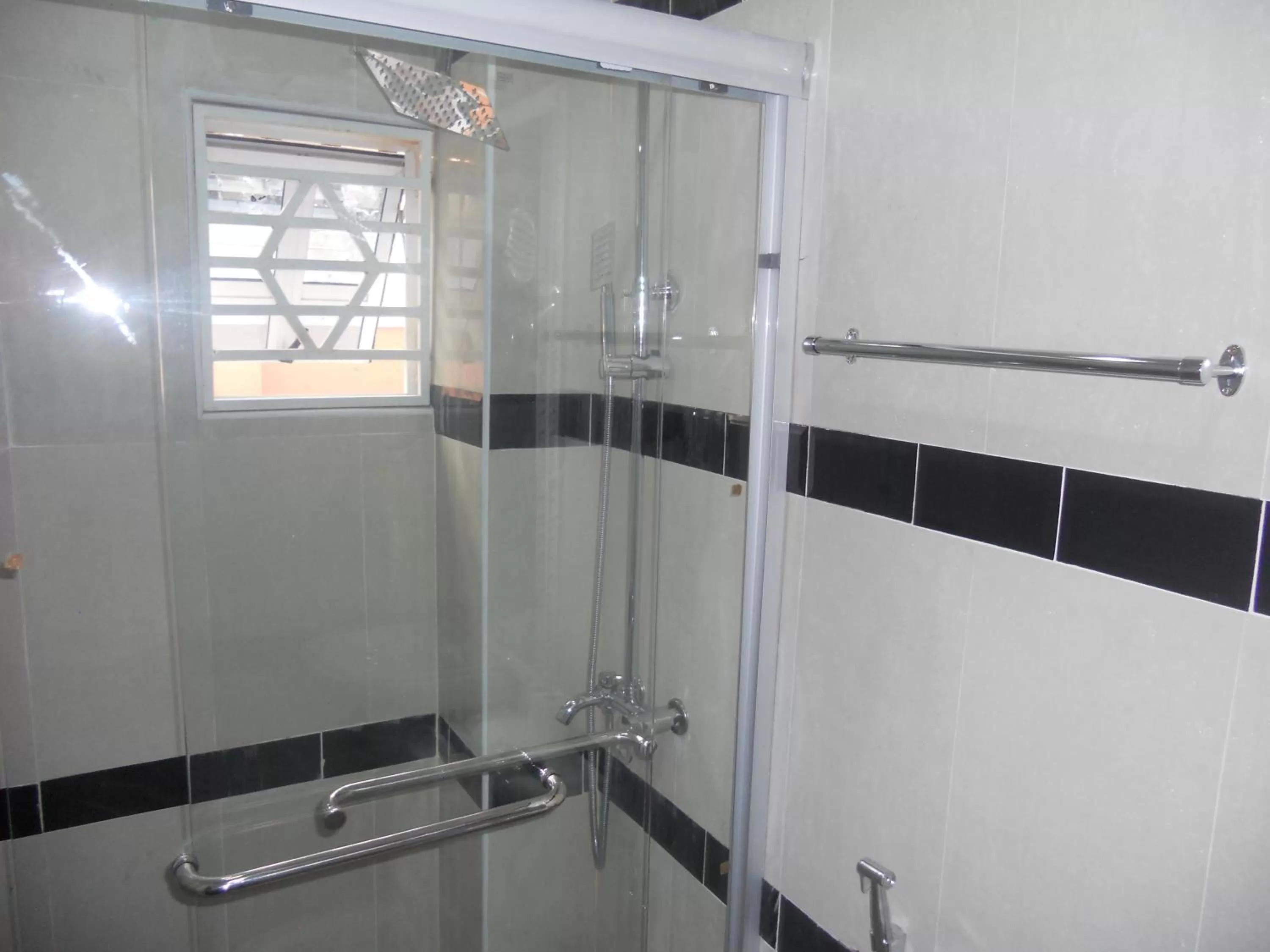 Shower in Gold Crown International Hotel Johannesburg
