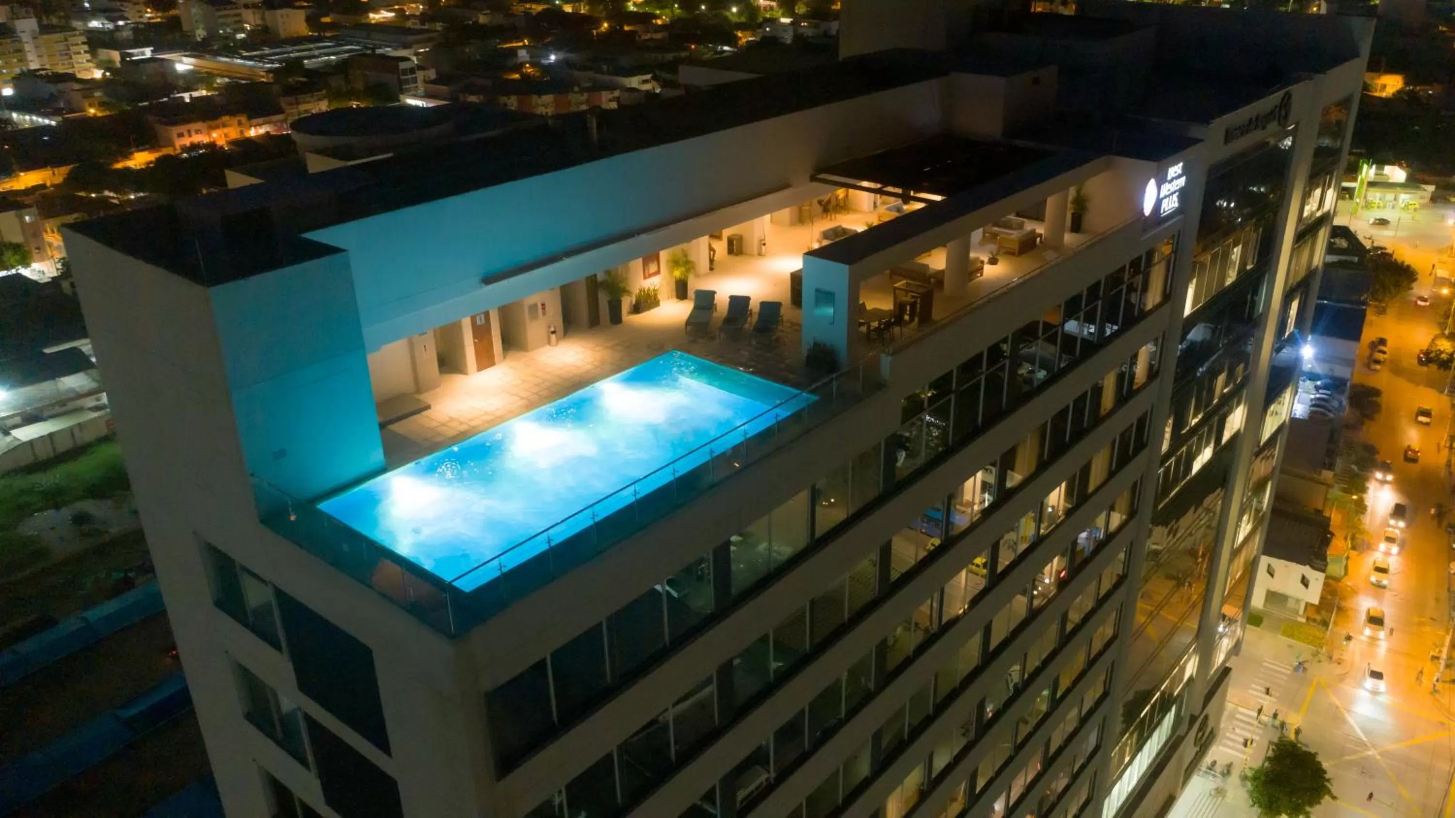 Swimming pool in Best Western Plus Santa Marta Hotel