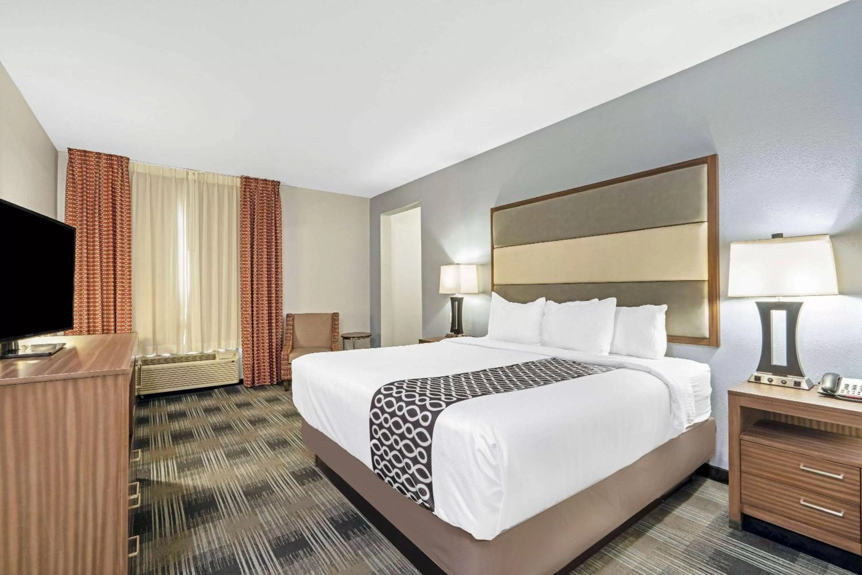 Photo of the whole room, Bed in La Quinta by Wyndham Guthrie