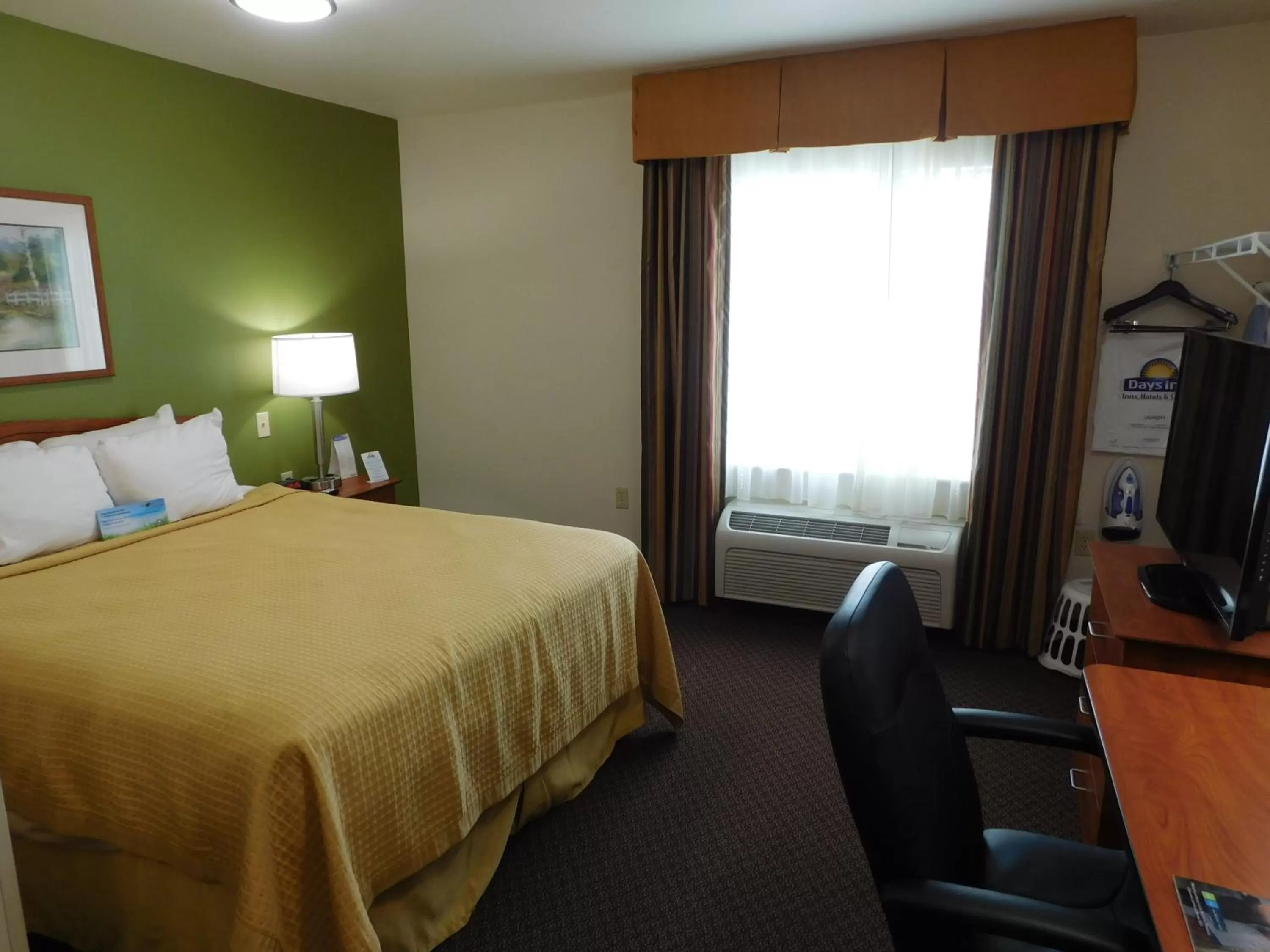Bedroom, Bed in Days Inn & Suites by Wyndham Rochester South
