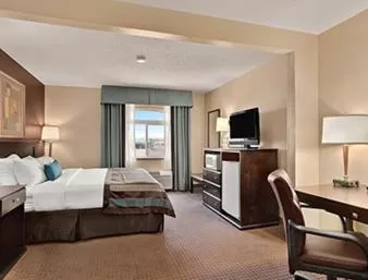 King Room with Bath Tub - Mobility Access/Non-Smoking in Wingate by Wyndham Pueblo