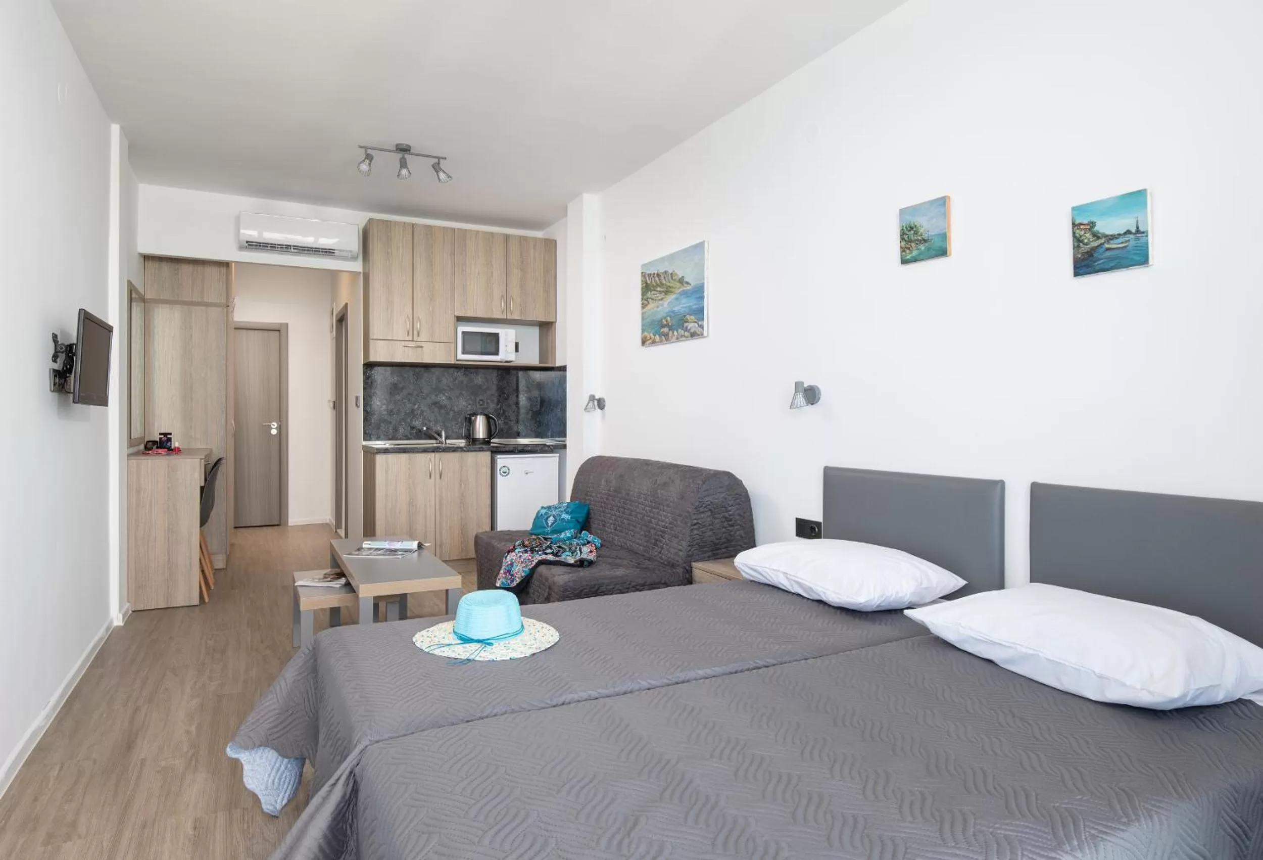 Bedroom, Bed in Grand Dodo's Triada Seaview Studios