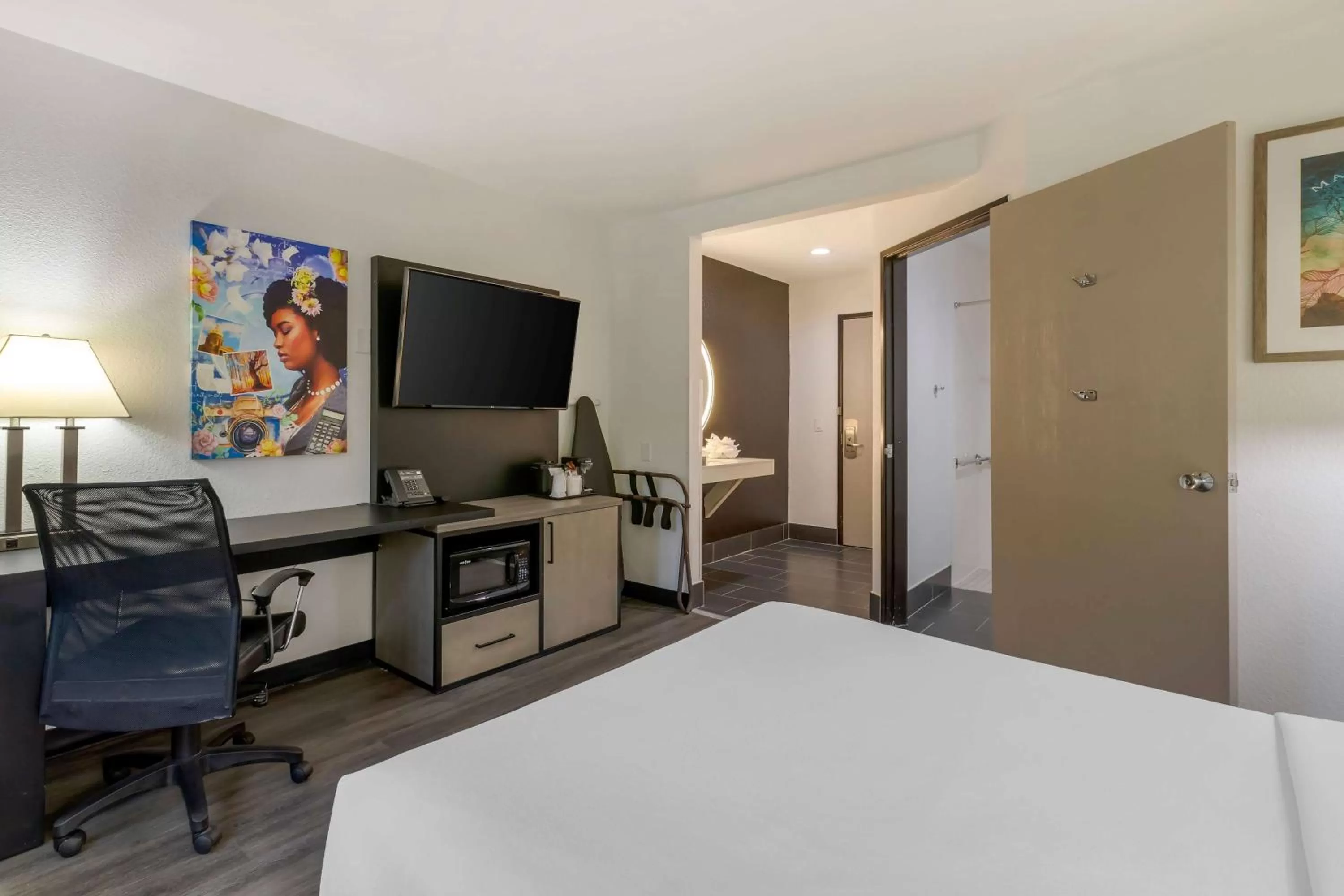 1 Queen Bed, Mobility/Hearing Accessible Room , Roll-in Shower, Non-Smoking in La Quinta by Wyndham Des Moines West Clive